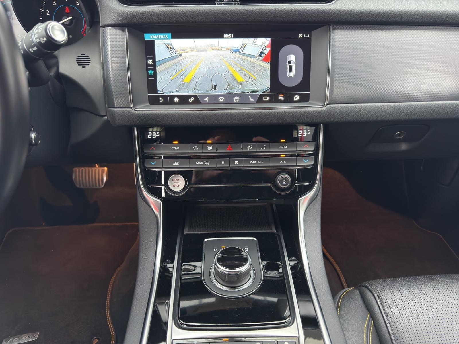 JAGUAR XF Sportbrake 2.0 T 300 Sport AWD-image-16