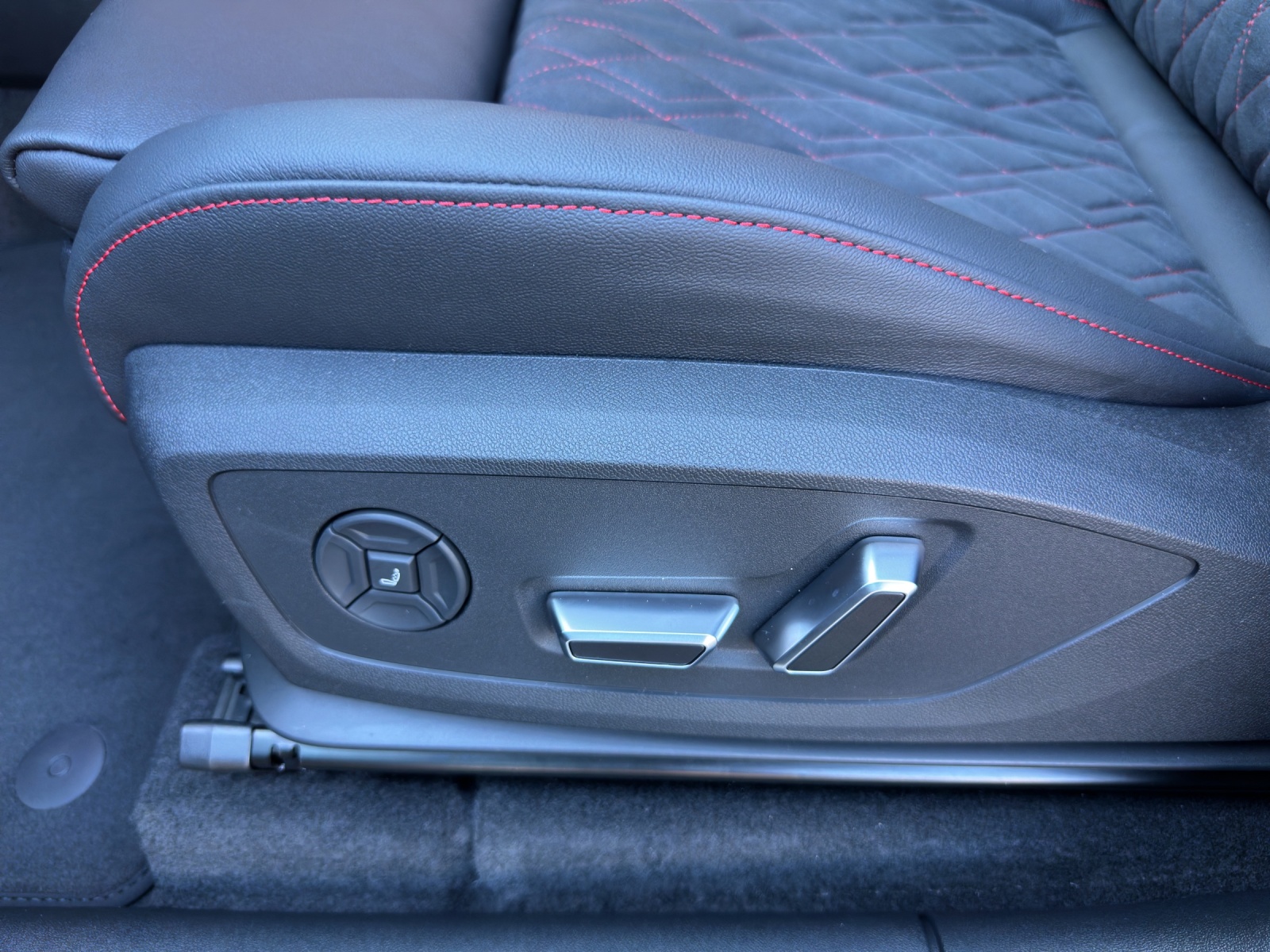 AUDI Q6 e-tron quattro-image-13