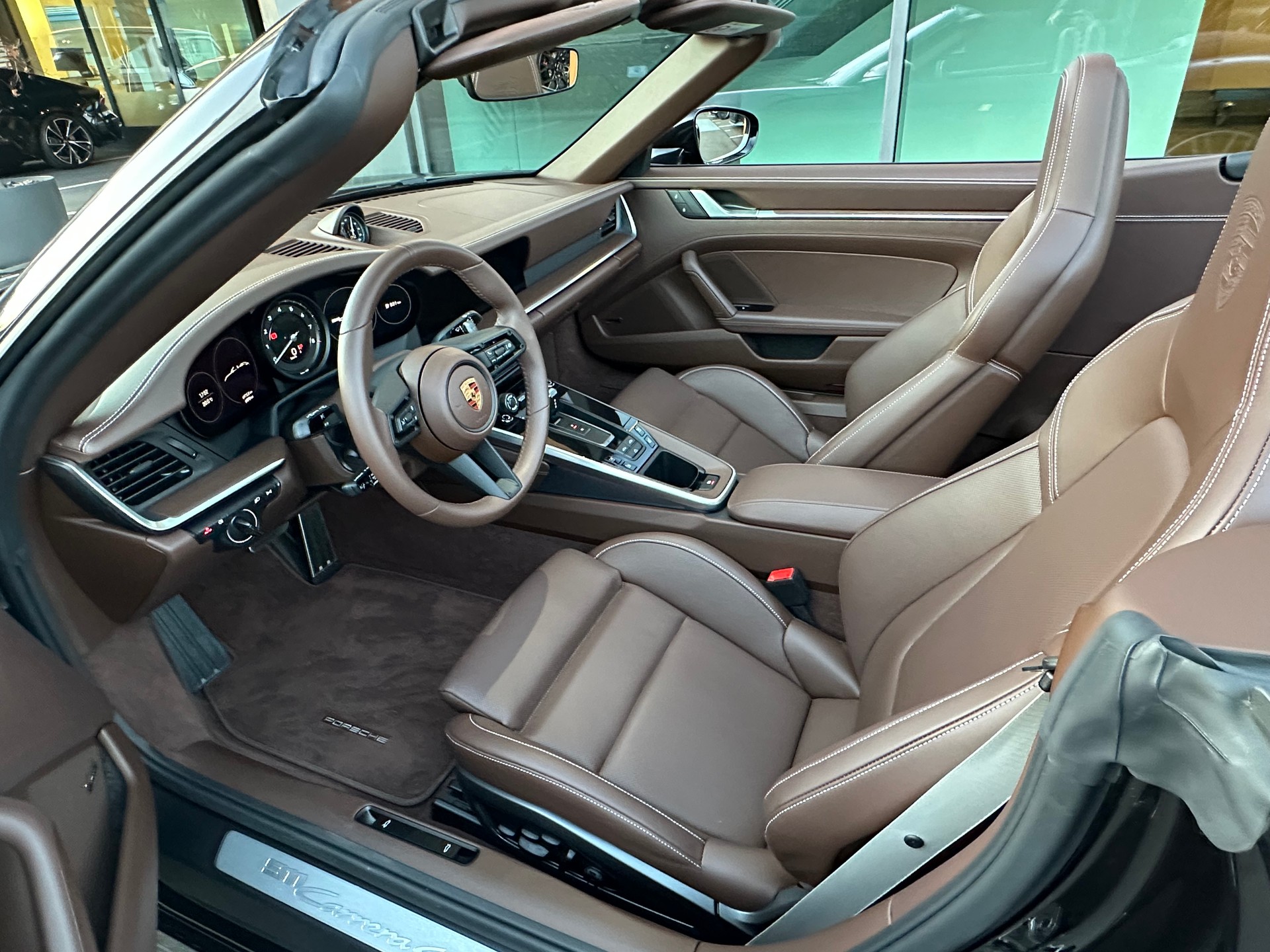 PORSCHE 911 Carrera 4S Cabriolet PDK / CH-Auslieferung - Top Ausstattung-image-12