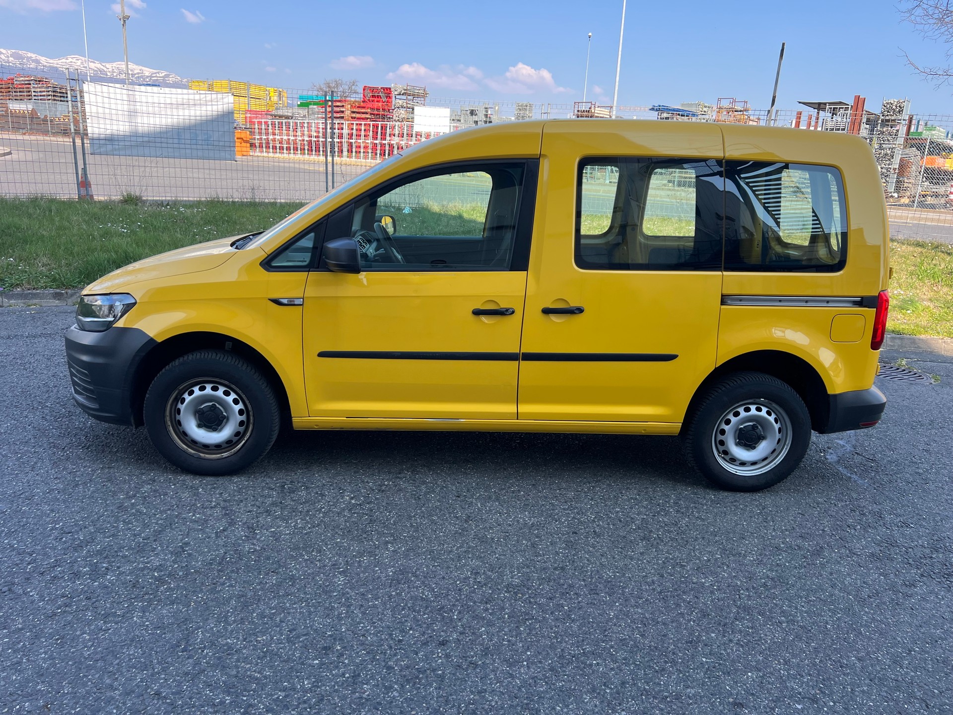 VW Caddy 2.0TDI 4Motion BlueMotion Technology-image-2