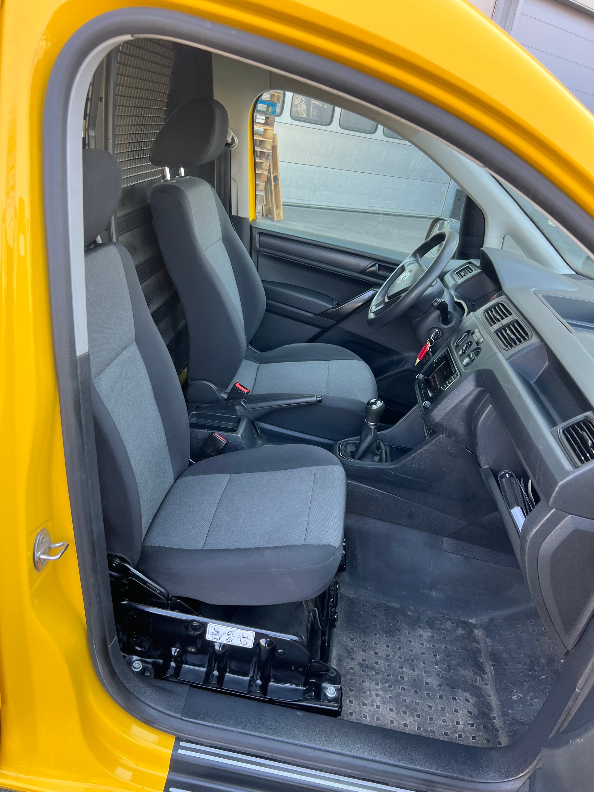 VW Caddy 2.0TDI 4Motion BlueMotion Technology-image-12