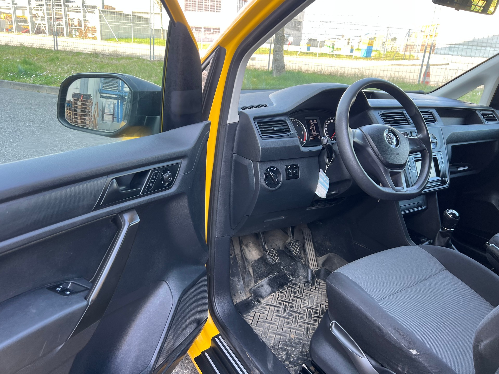 VW Caddy 2.0TDI 4Motion BlueMotion Technology-image-8