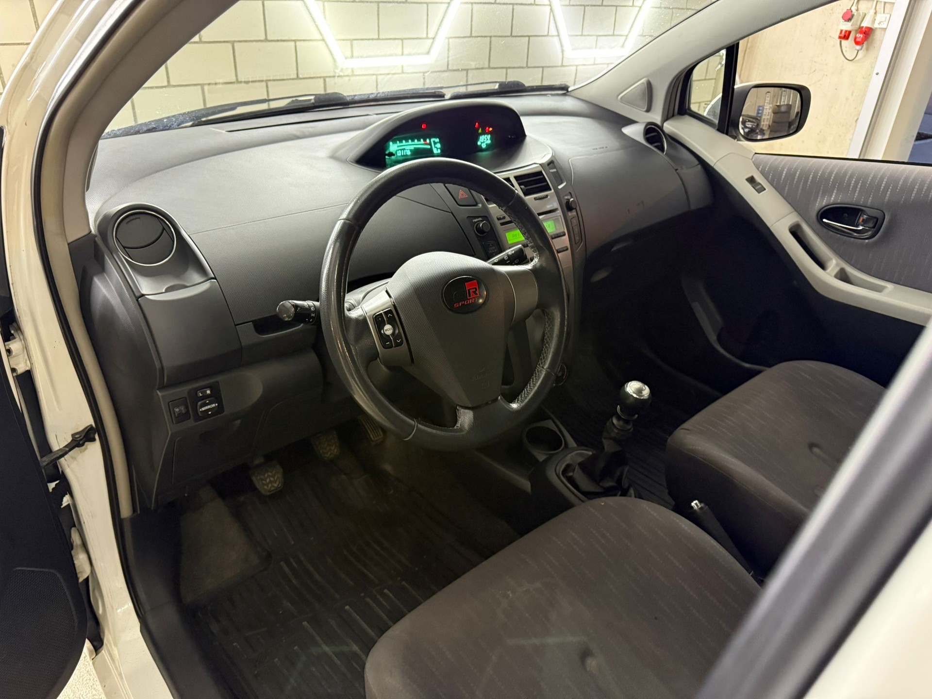 TOYOTA Yaris 1.4 D-4D Linea Luna-image-6