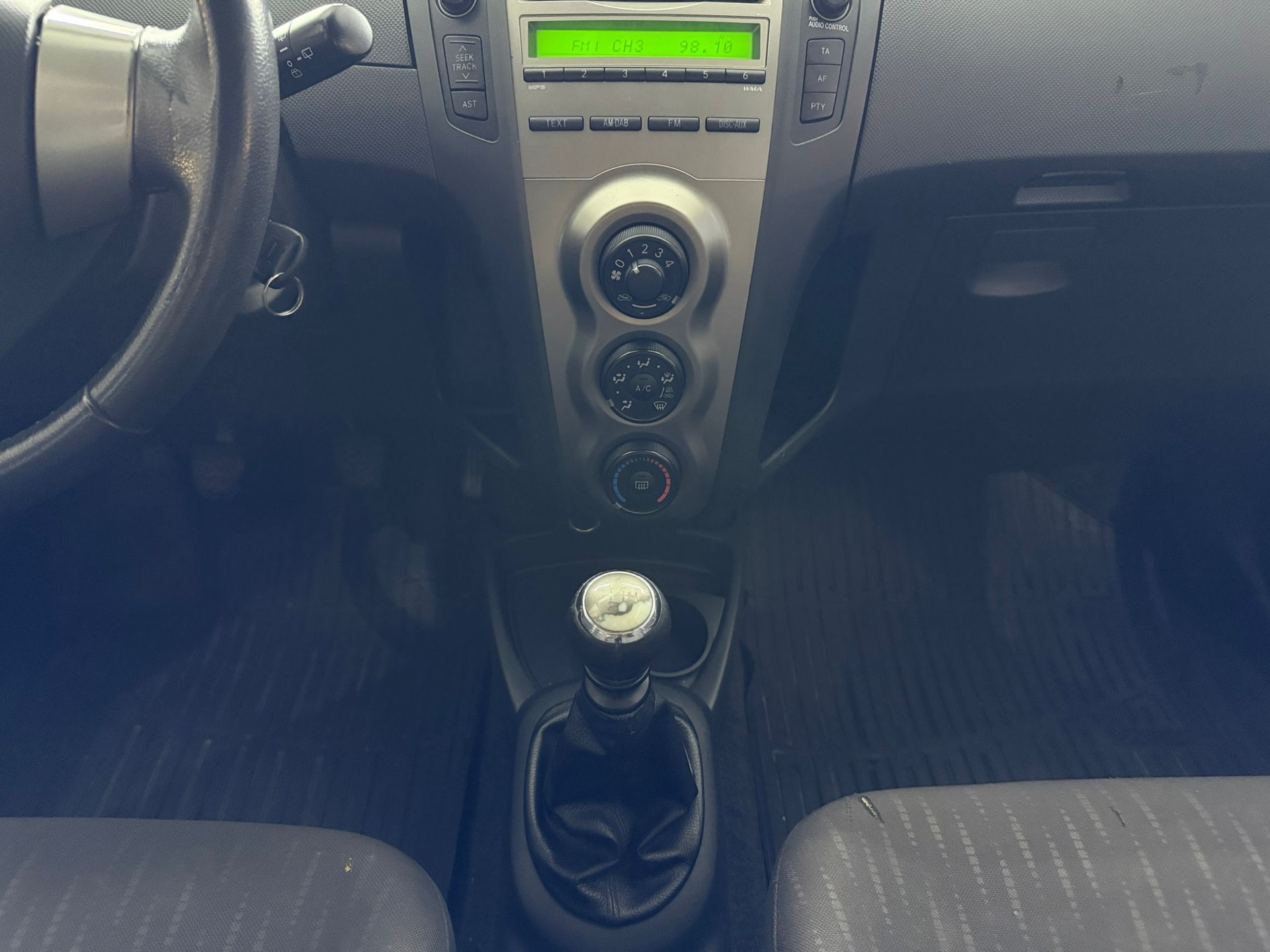 TOYOTA Yaris 1.4 D-4D Linea Luna-image-9