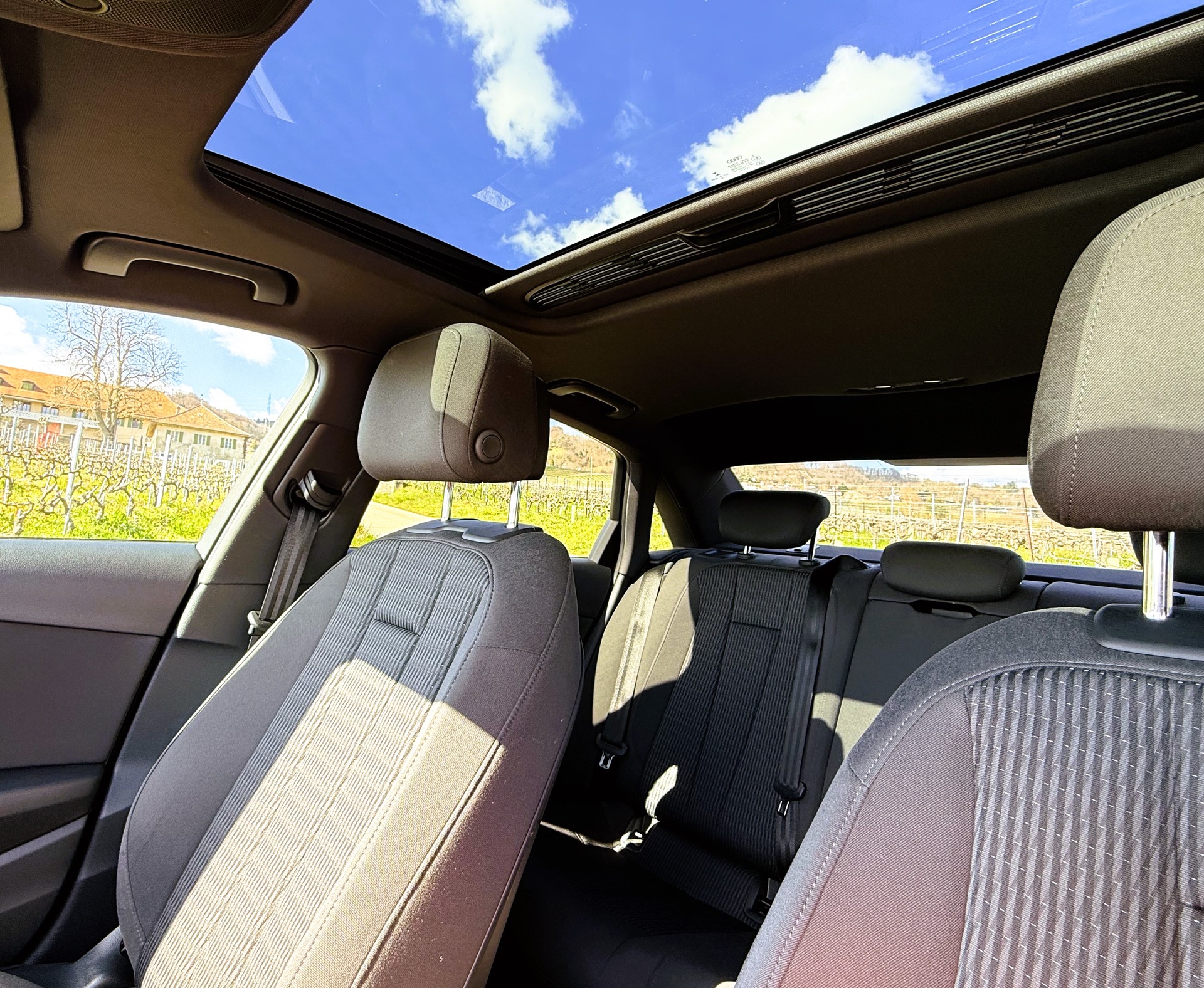 AUDI A4 Limousine 2.0 TDI Design S-tronic-image-17