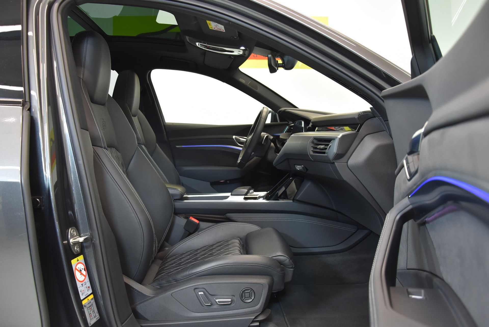 AUDI e-tron S Sportback quattro-image-2