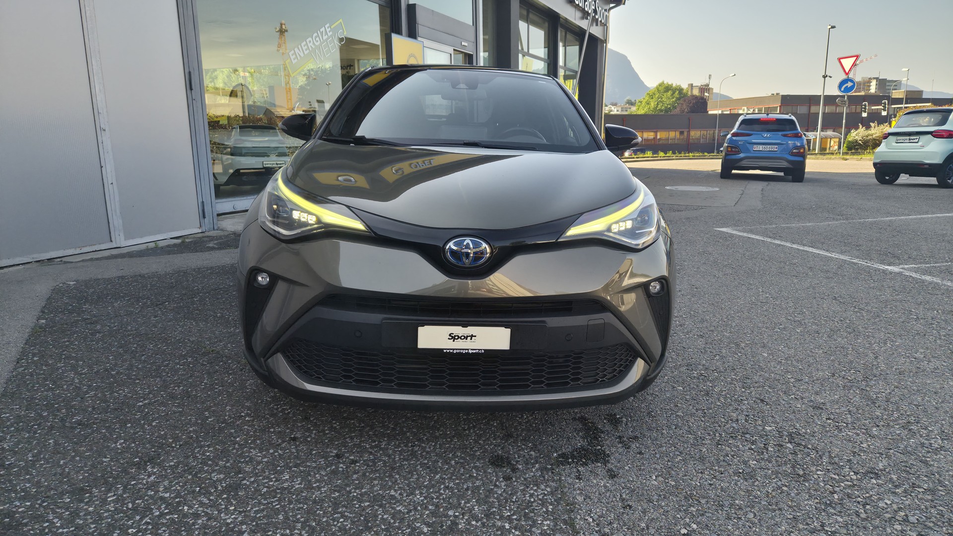 TOYOTA C-HR 1.8 HSD CVT Trend-image-1