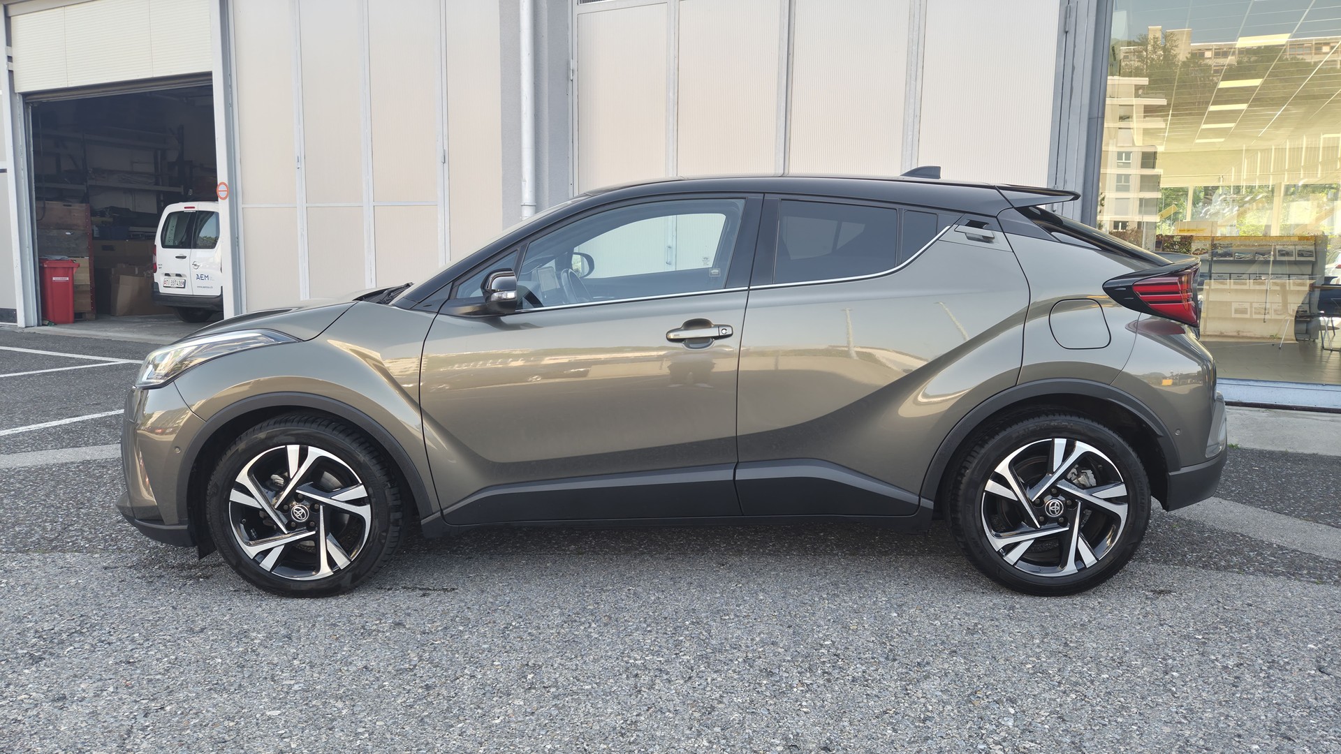 TOYOTA C-HR 1.8 HSD CVT Trend-image-3