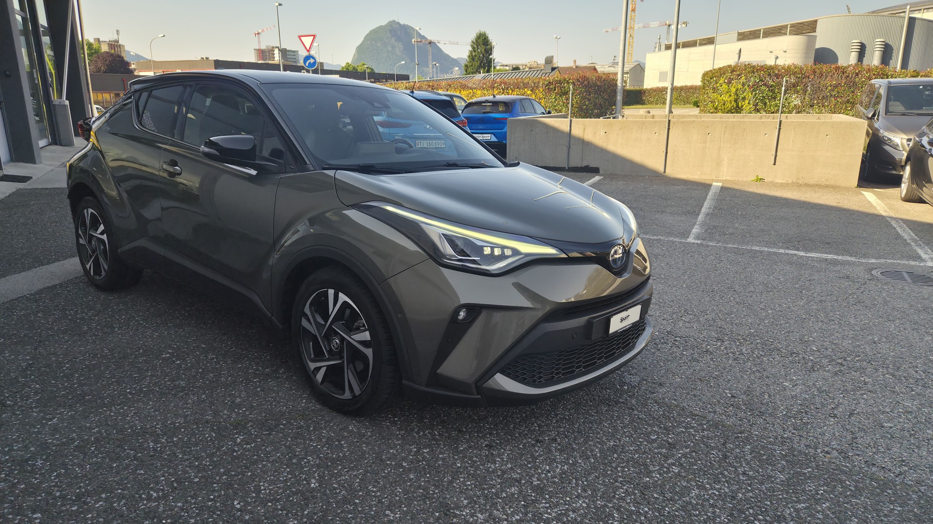 TOYOTA C-HR 1.8 HSD CVT Trend-image-0