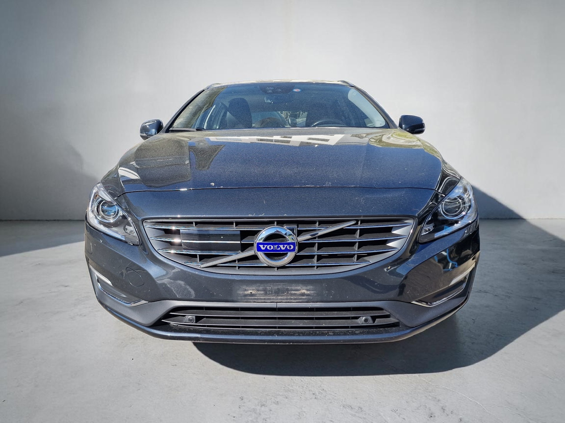 VOLVO V60 D6 AWD Plug-in Hybrid Summum Geartronic 1.Hand MFK Neu 24Mt Gara-showroom-element-2