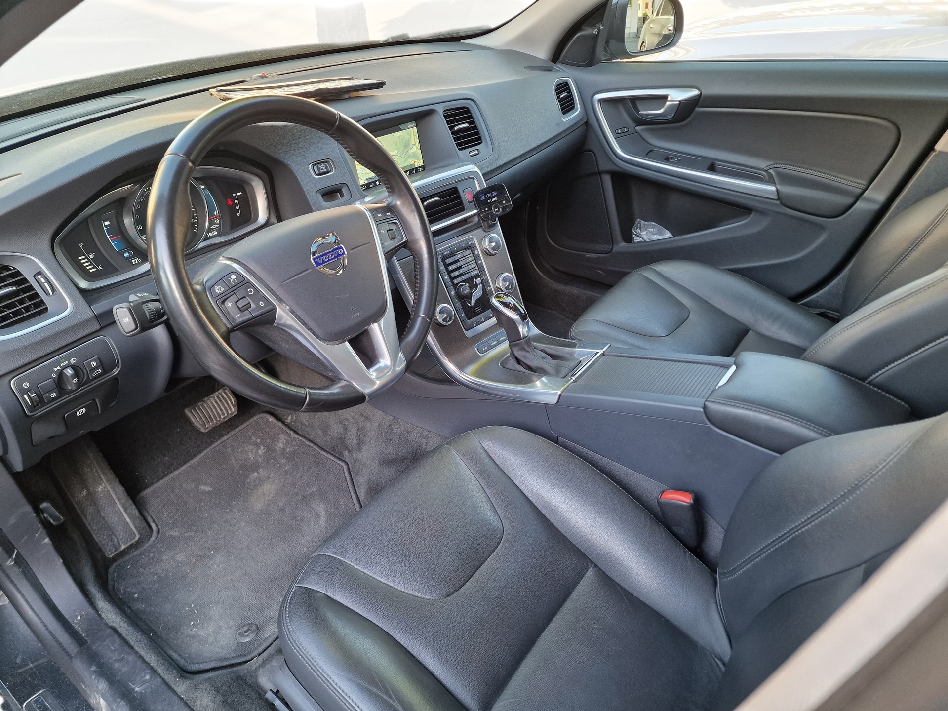 VOLVO V60 D6 AWD Plug-in Hybrid Summum Geartronic 1.Hand MFK Neu 24Mt Gara-image-9