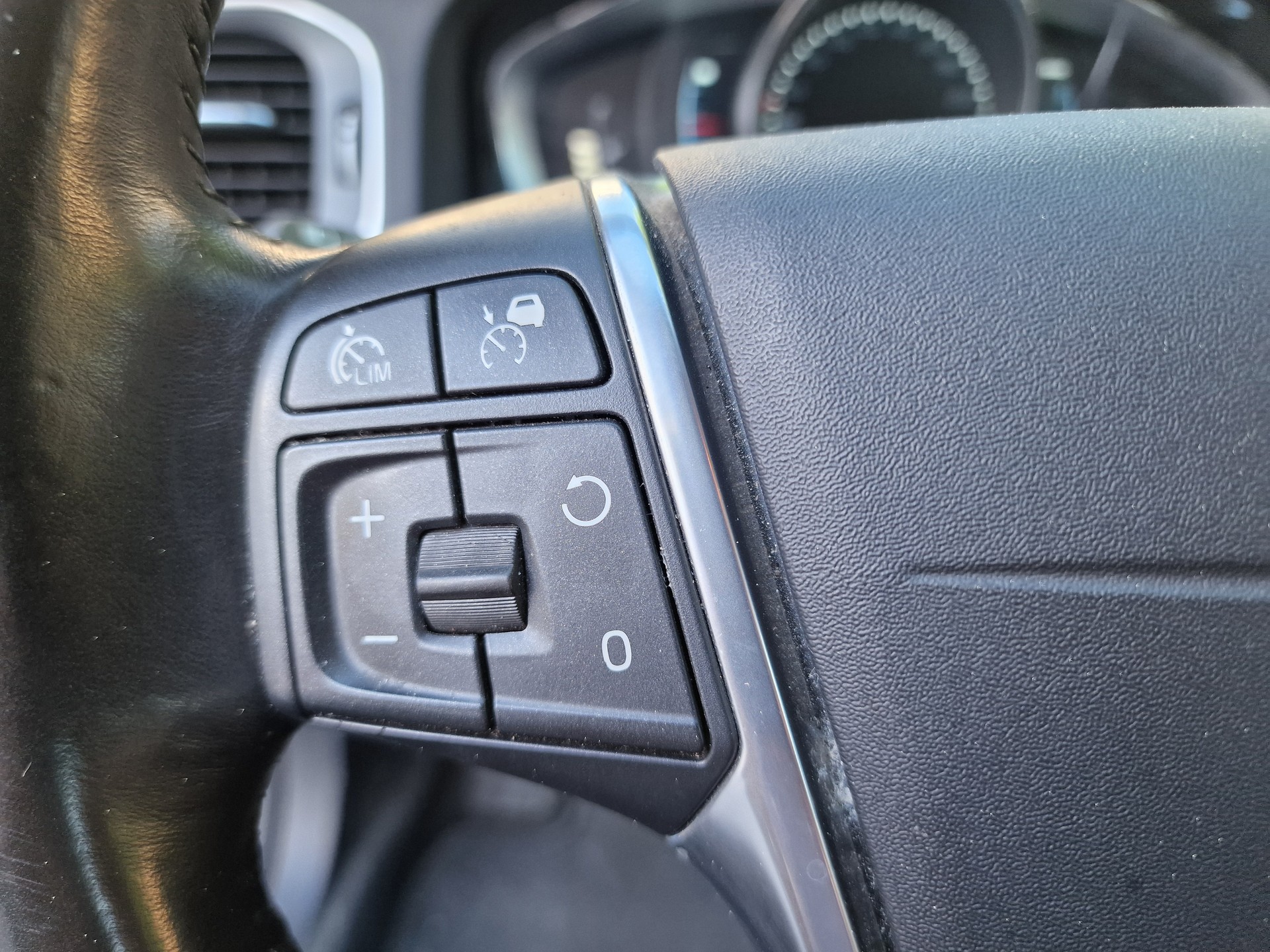 VOLVO V60 D6 AWD Plug-in Hybrid Summum Geartronic 1.Hand MFK Neu 24Mt Gara-image-16