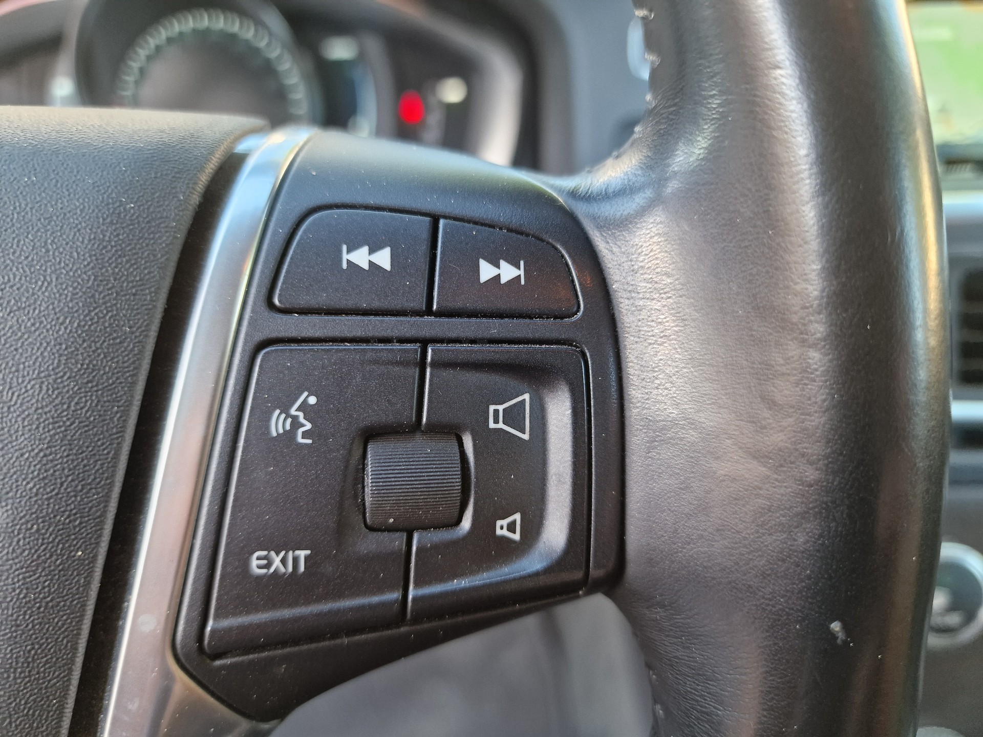 VOLVO V60 D6 AWD Plug-in Hybrid Summum Geartronic 1.Hand MFK Neu 24Mt Gara-image-17