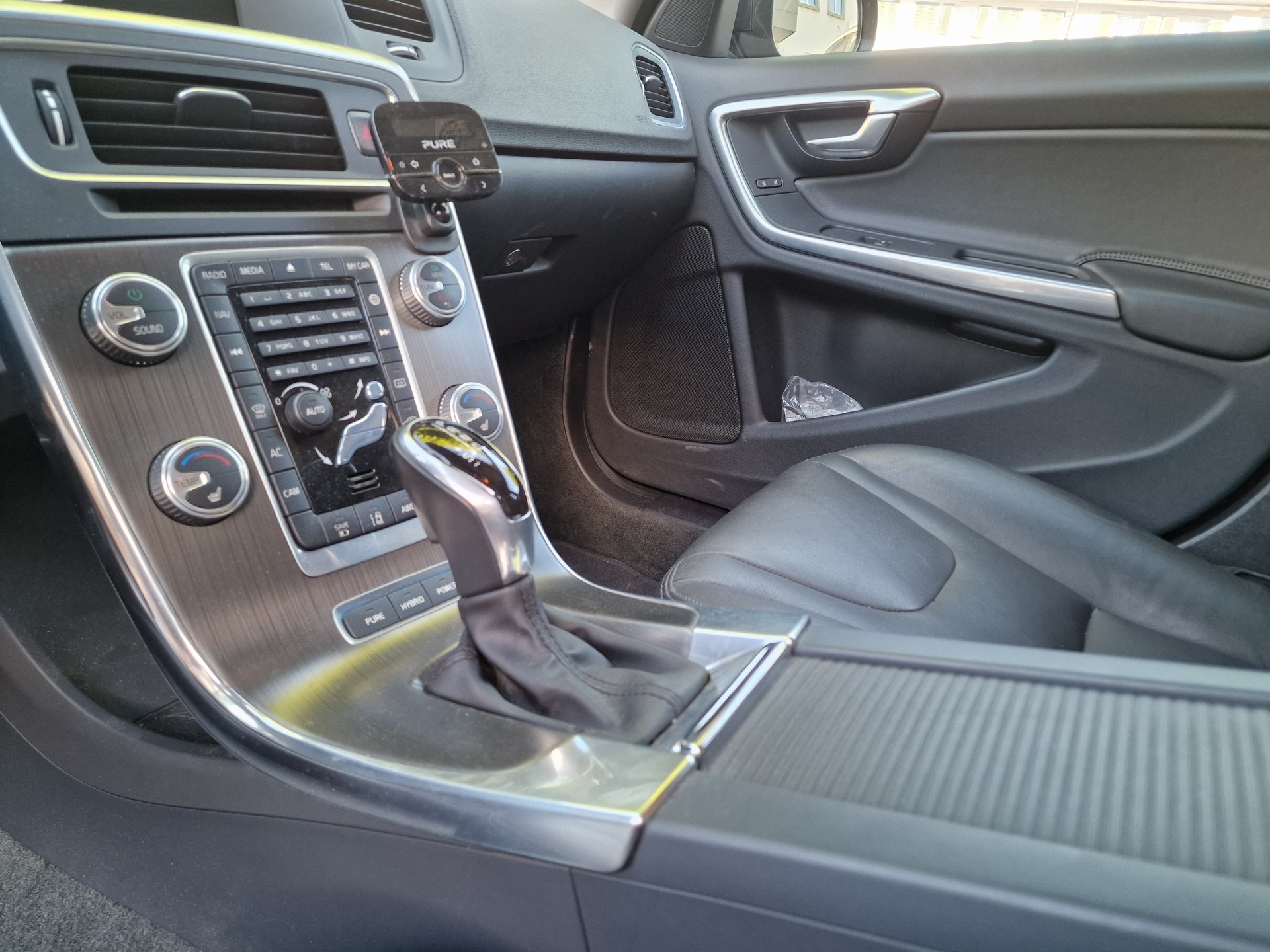 VOLVO V60 D6 AWD Plug-in Hybrid Summum Geartronic 1.Hand MFK Neu 24Mt Gara-image-13