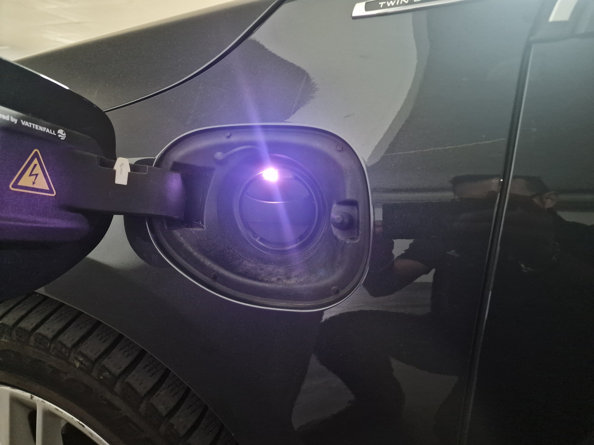 VOLVO V60 D6 AWD Plug-in Hybrid Summum Geartronic 1.Hand MFK Neu 24Mt Gara-image-7