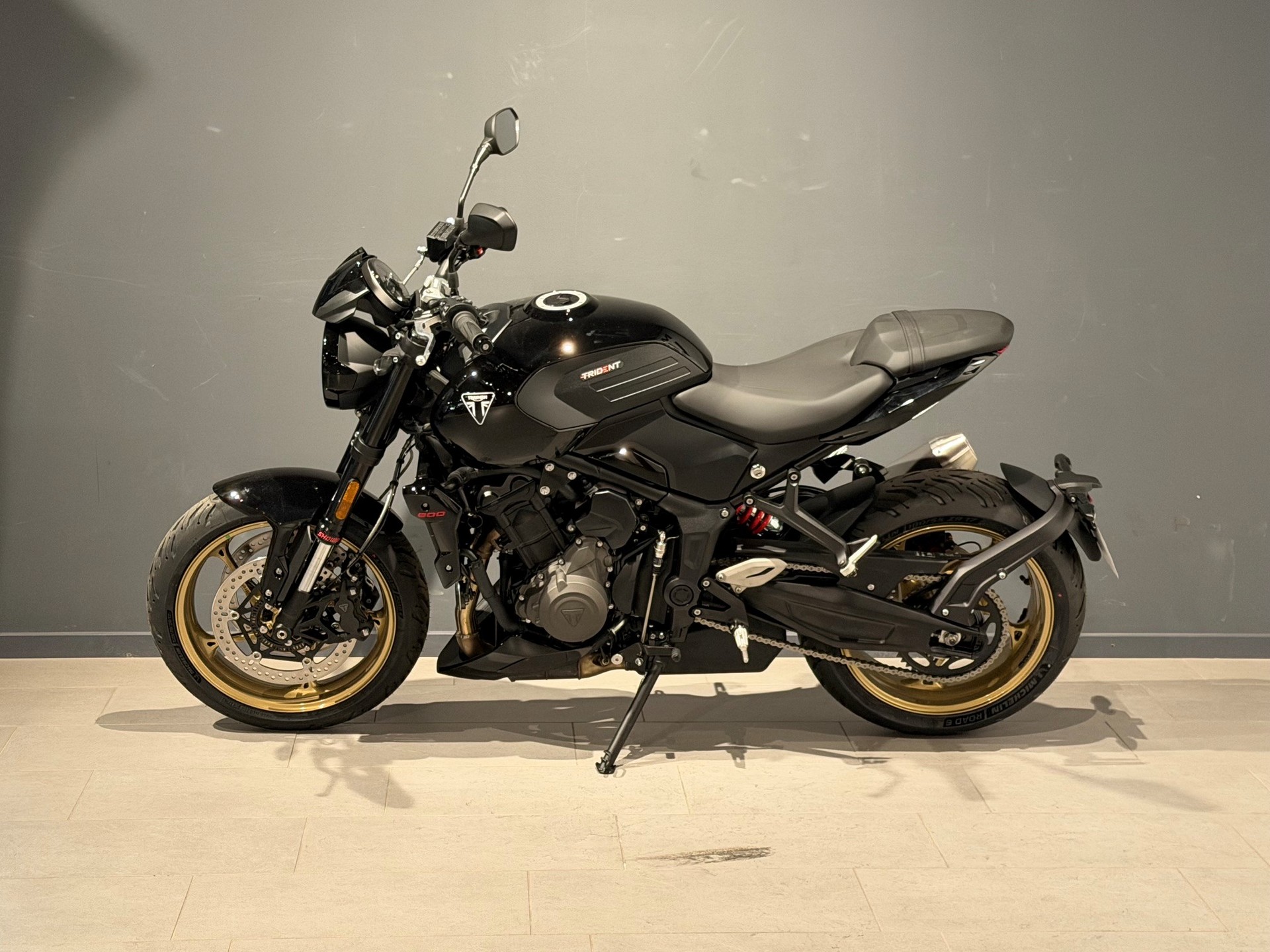 TRIUMPH Trident 800-showroom-element-3