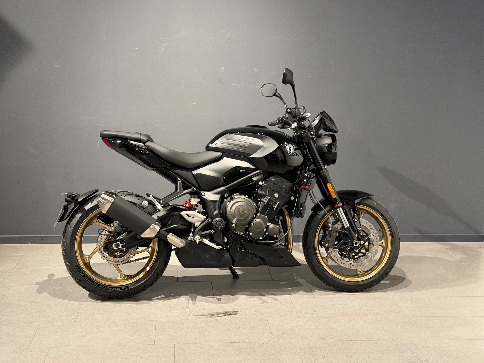 TRIUMPH Trident 800