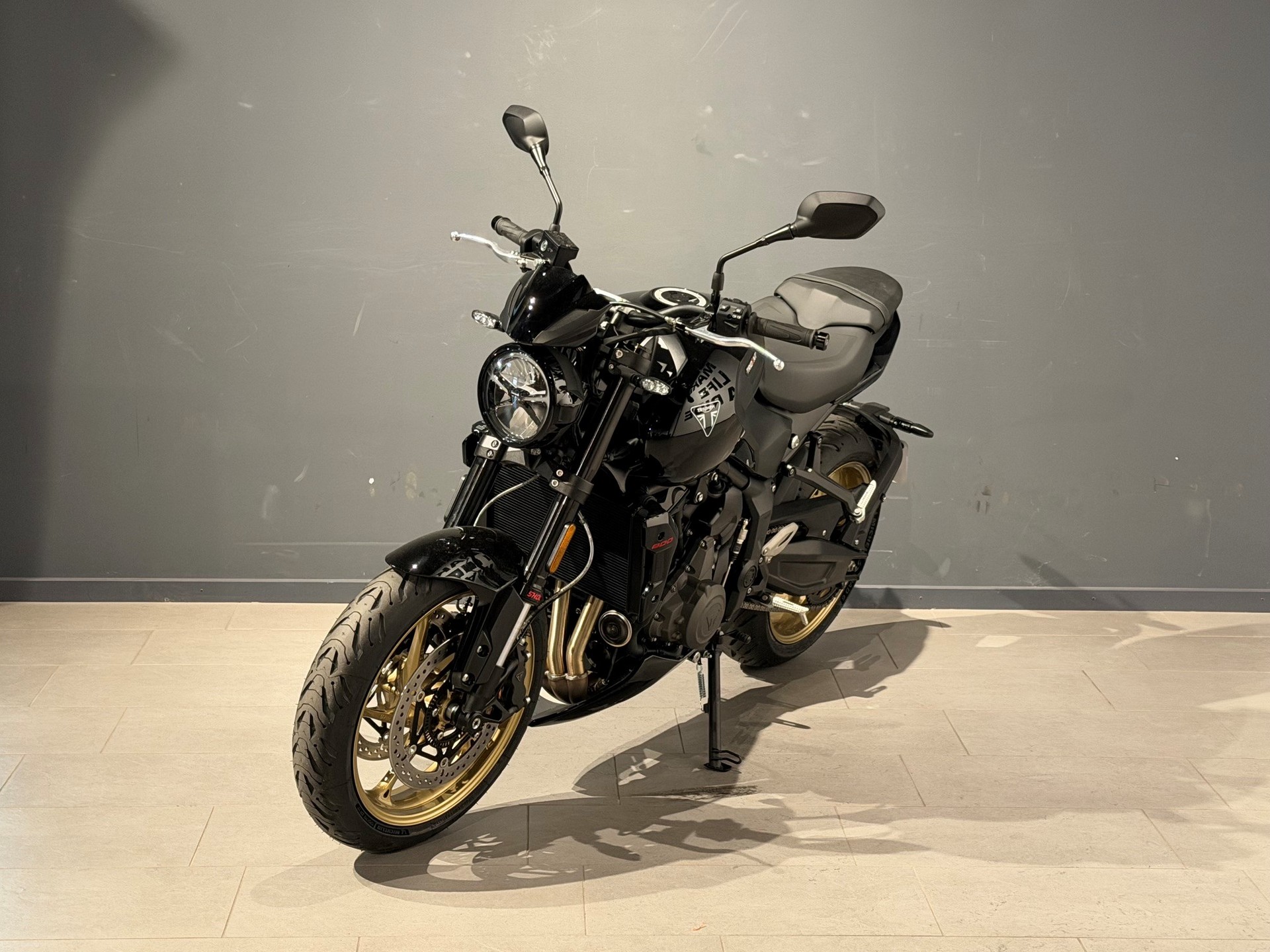 TRIUMPH Trident 800-showroom-element-2