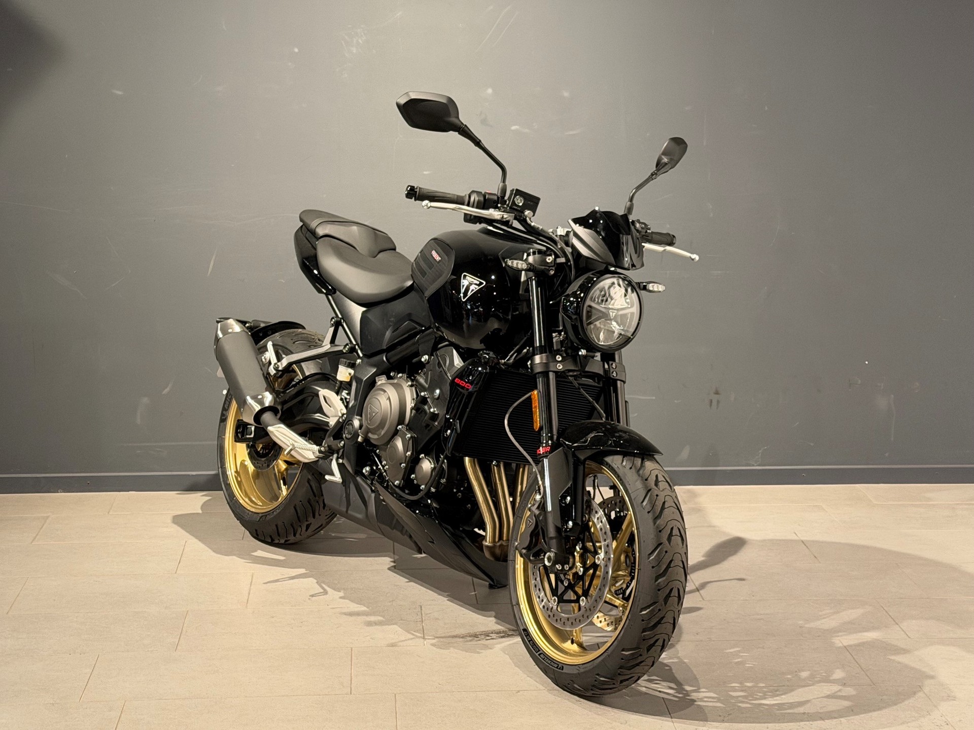 TRIUMPH Trident 800-showroom-element-1
