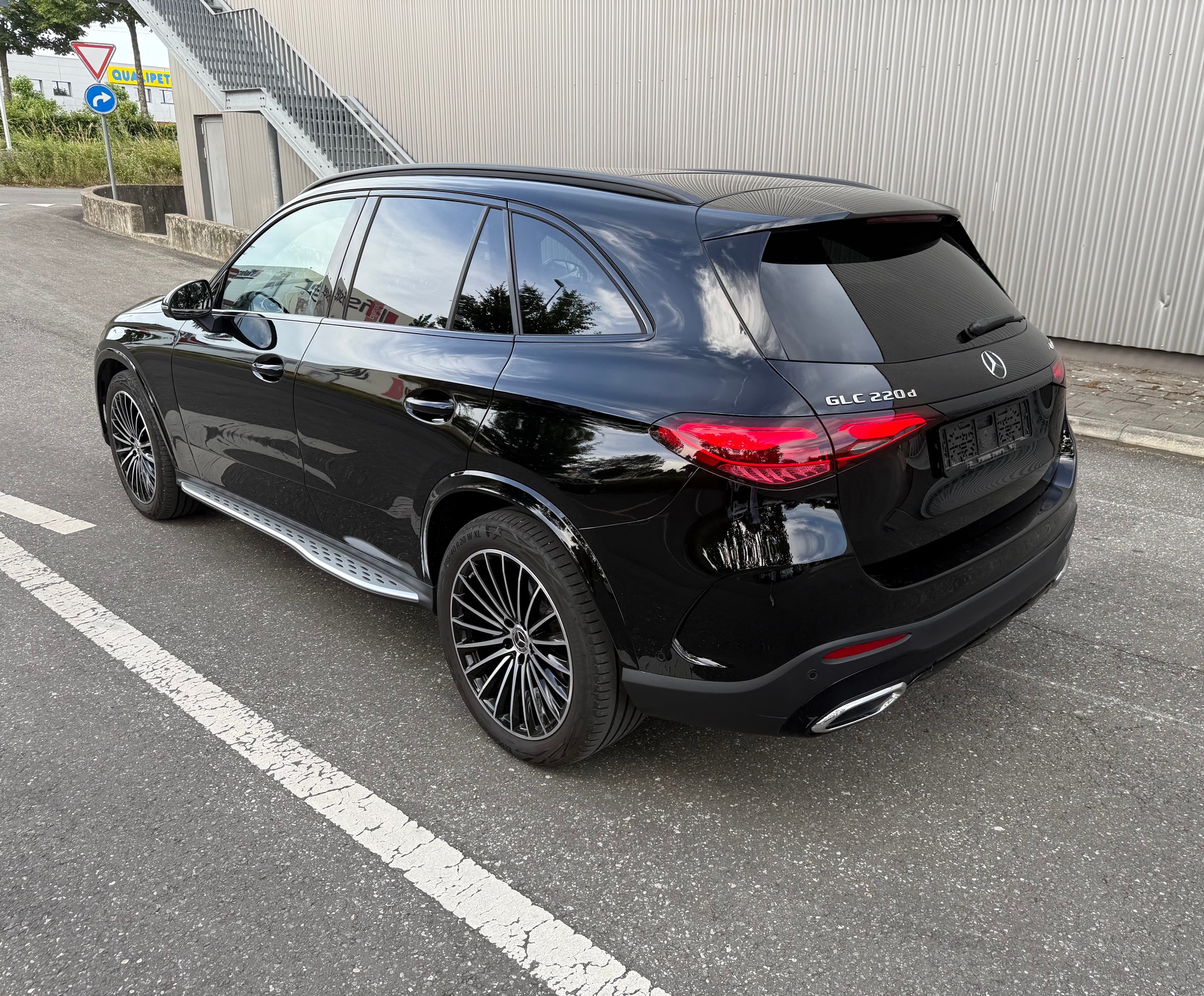 MERCEDES-BENZ GLC 220 d AMG Line 4matic-image-4