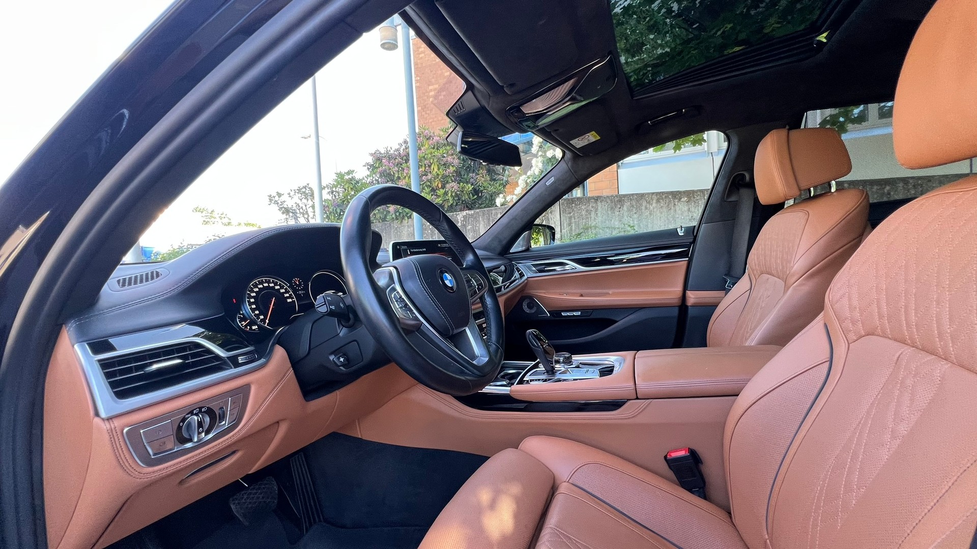 BMW 750i xDRIVE EXCELLENCE STEPTRONIC l 450 PS-image-21