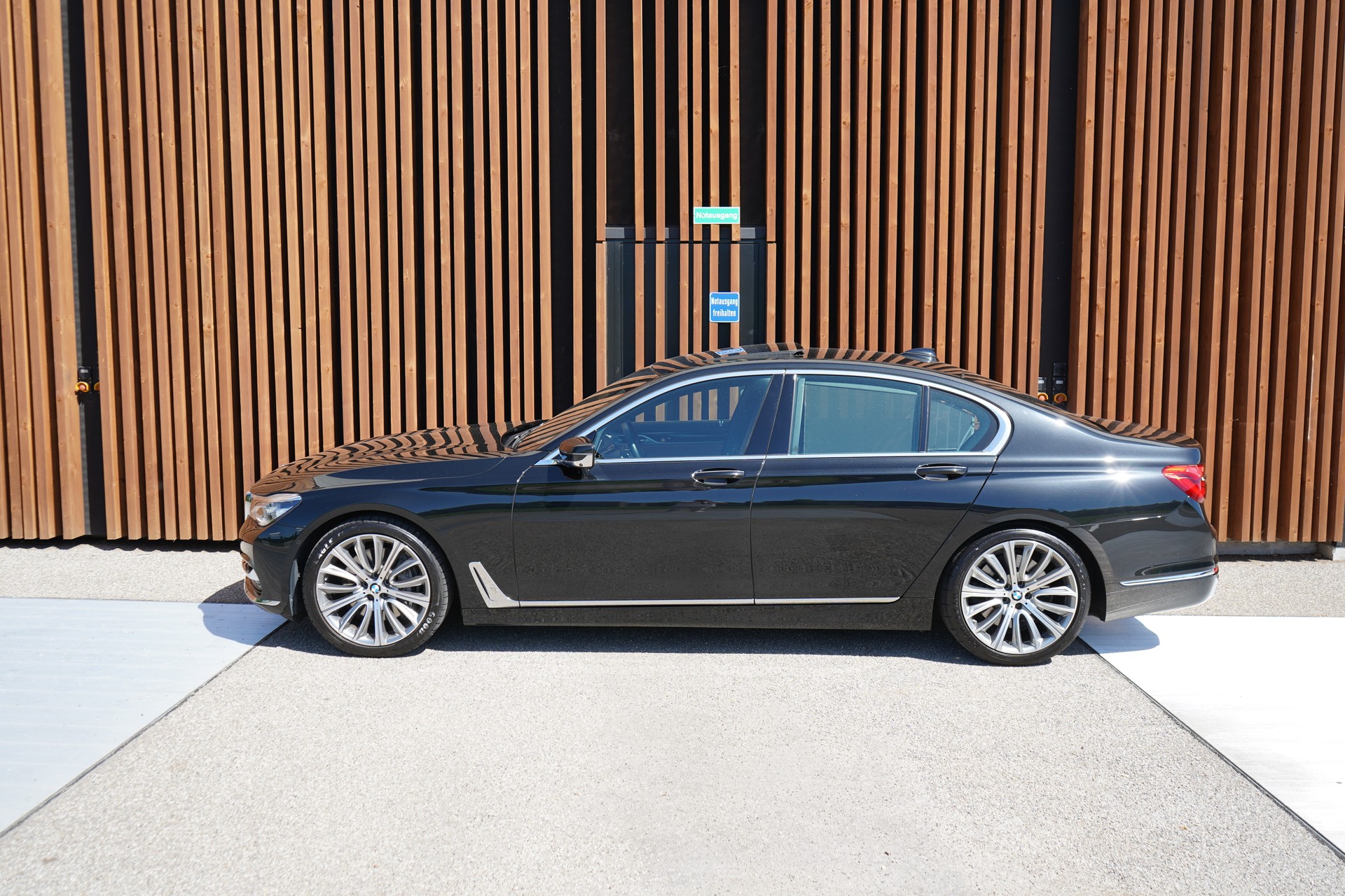 BMW 750i xDRIVE EXCELLENCE STEPTRONIC l 450 PS-showroom-element-3