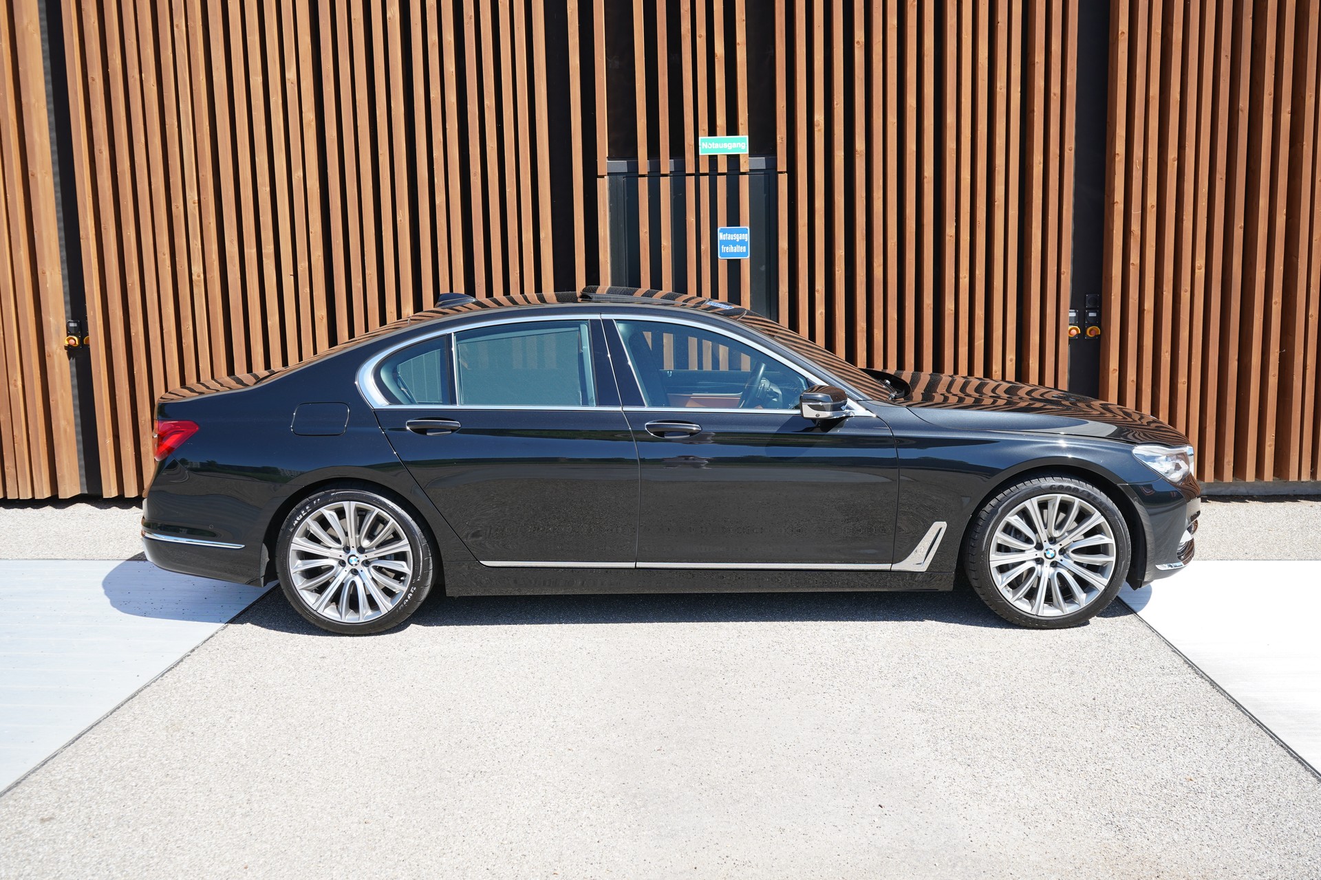 BMW 750i xDRIVE EXCELLENCE STEPTRONIC l 450 PS-showroom-element-2