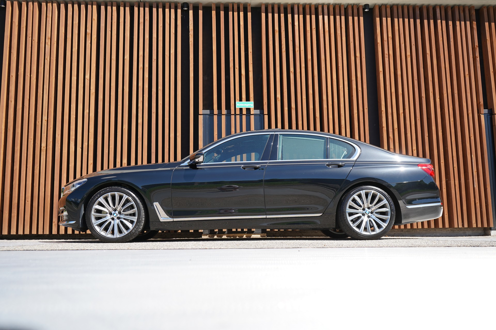 BMW 750i xDRIVE EXCELLENCE STEPTRONIC l 450 PS-showroom-element-1