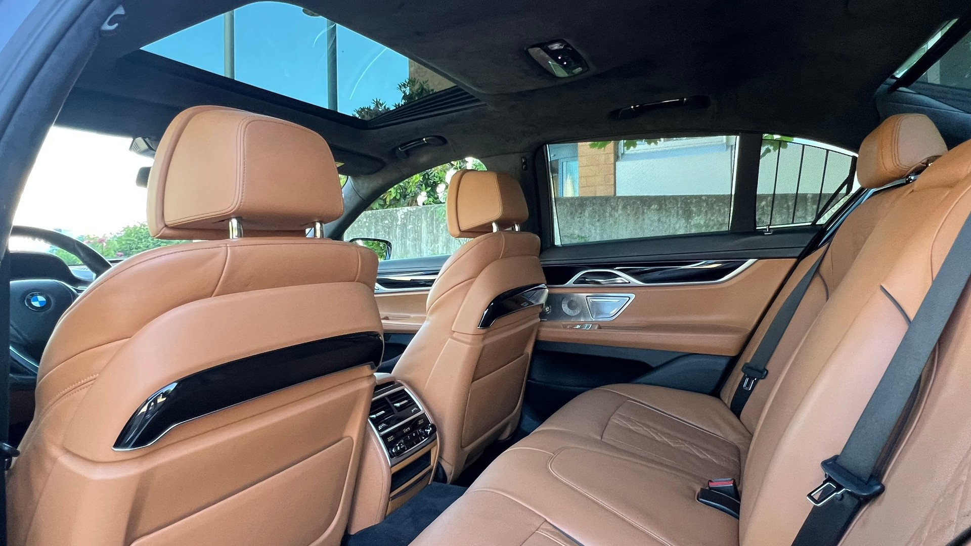 BMW 750i xDRIVE EXCELLENCE STEPTRONIC l 450 PS-image-26