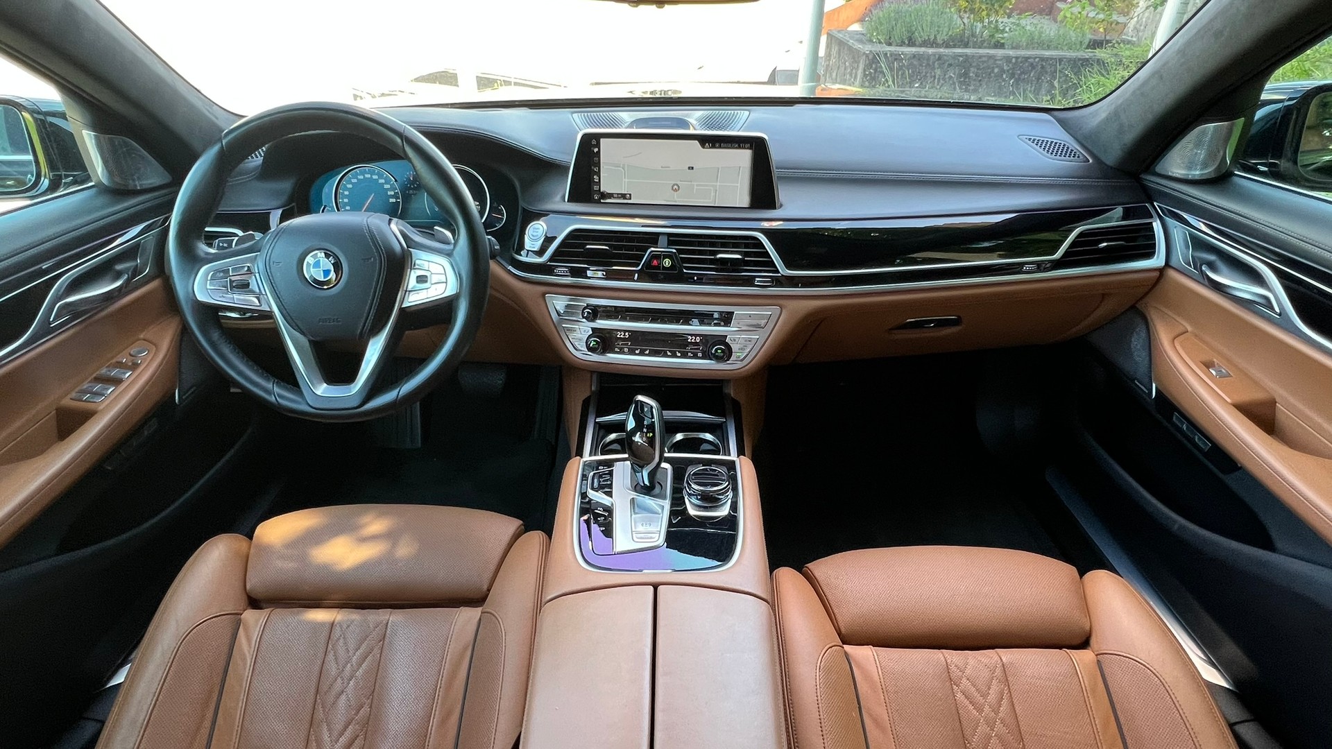 BMW 750i xDRIVE EXCELLENCE STEPTRONIC l 450 PS-image-18