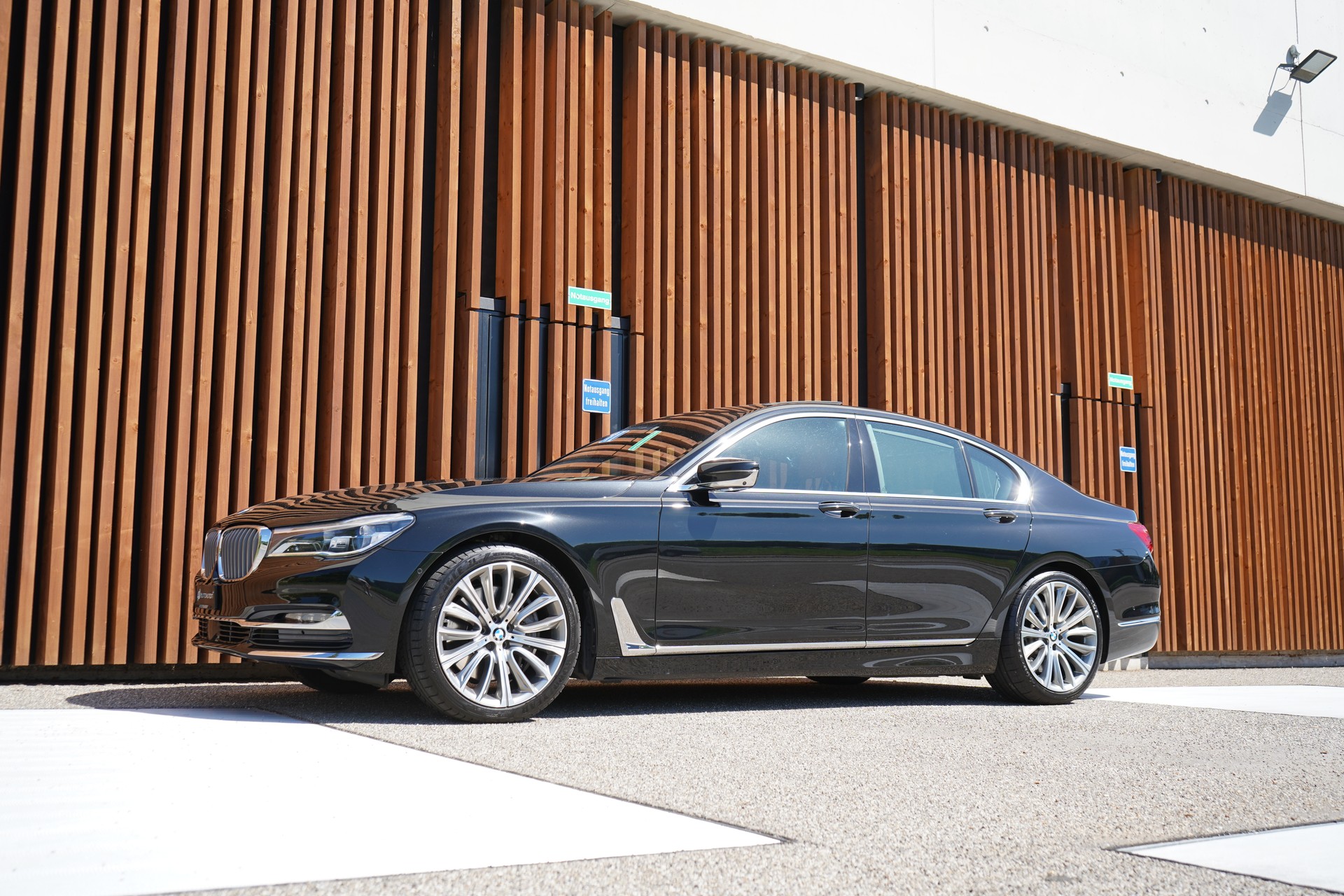 BMW 750i xDRIVE EXCELLENCE STEPTRONIC l 450 PS-image-4