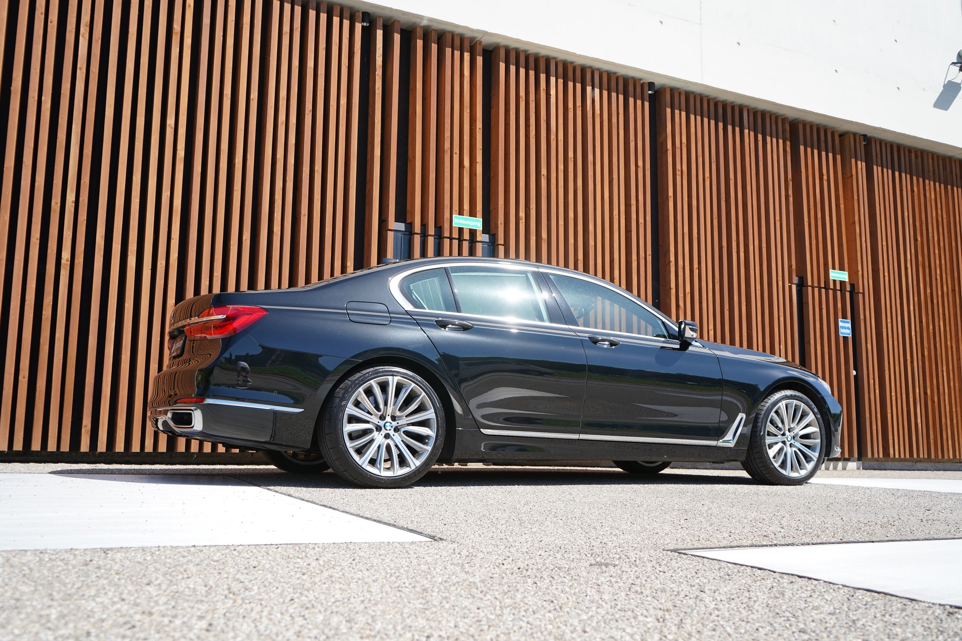 BMW 750i xDRIVE EXCELLENCE STEPTRONIC l 450 PS-image-8