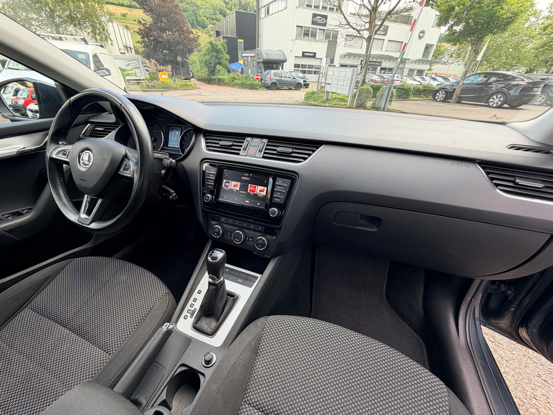 SKODA Octavia Combi 1.4 TSI Ambition DSG-image-9