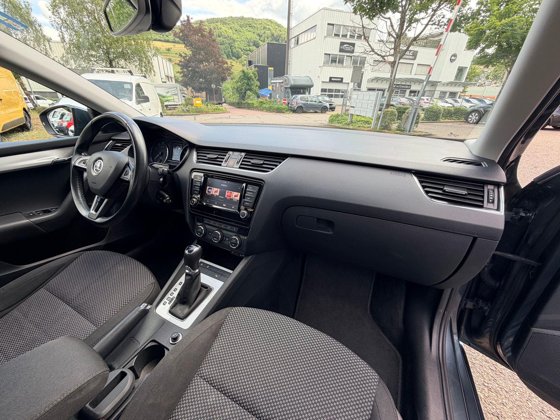 SKODA Octavia Combi 1.4 TSI Ambition DSG-image-8