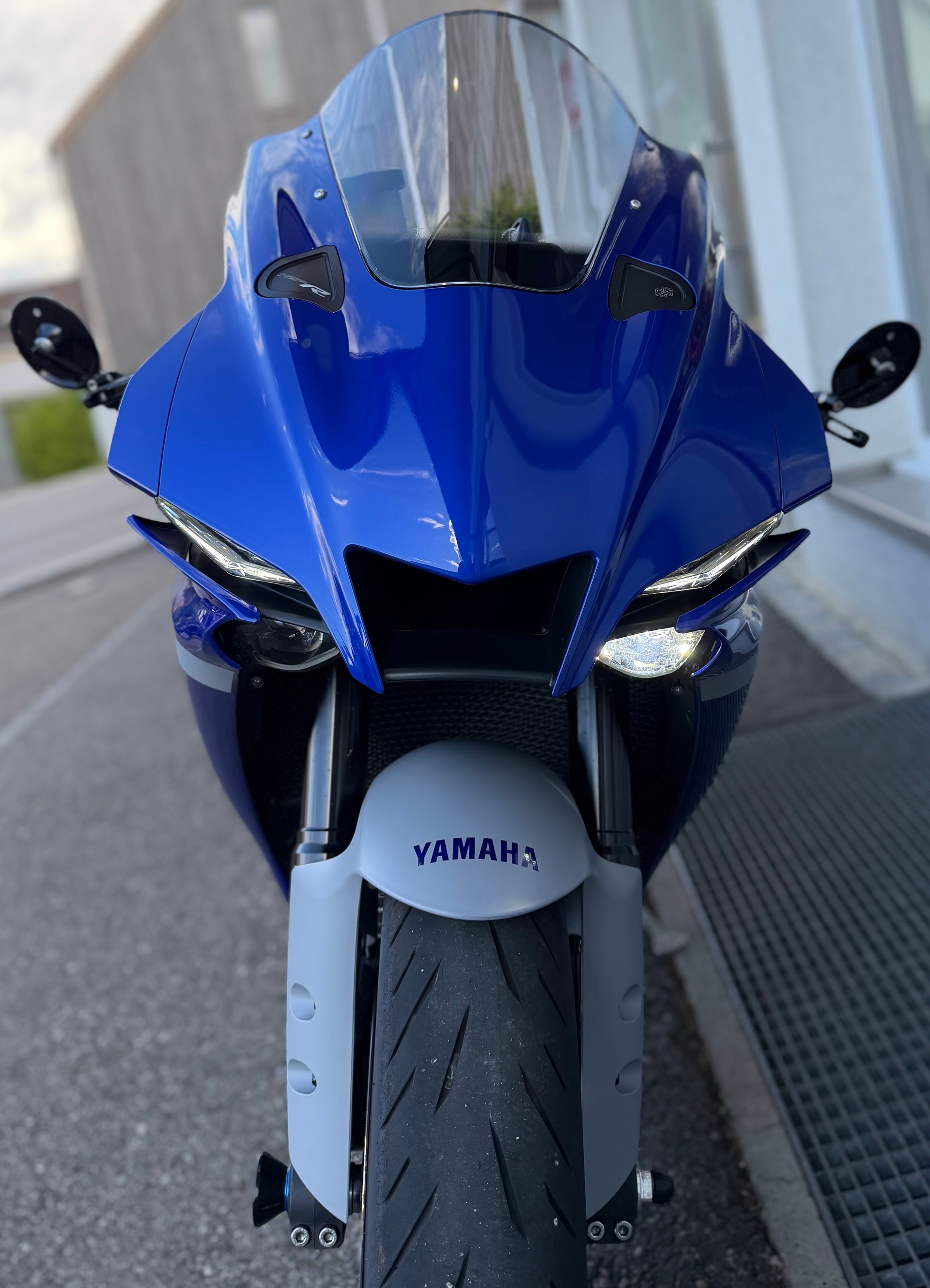 YAMAHA YZF-R1 ABS-showroom-element-1