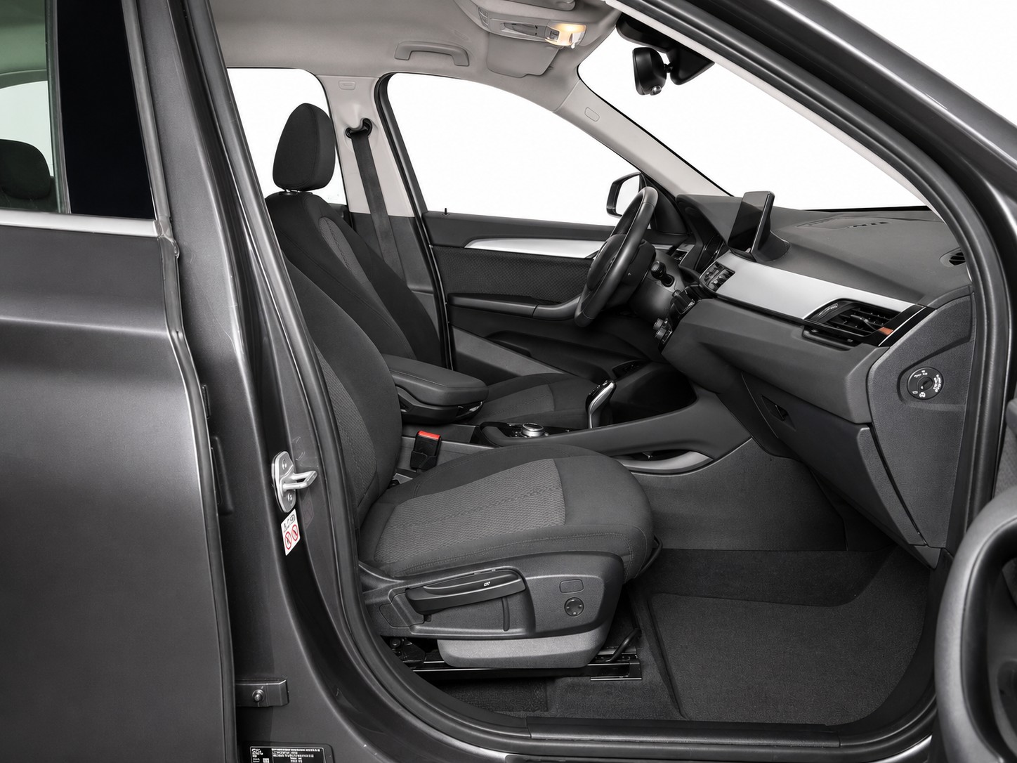 BMW X1 18d xDrive CH FAHRZEUG-image-8