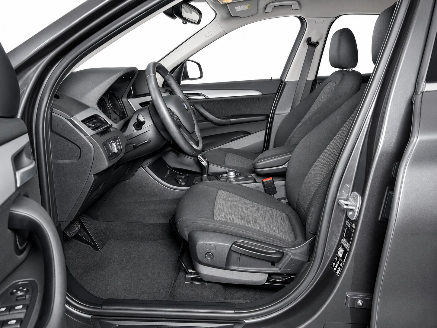 BMW X1 18d xDrive CH FAHRZEUG-image-6