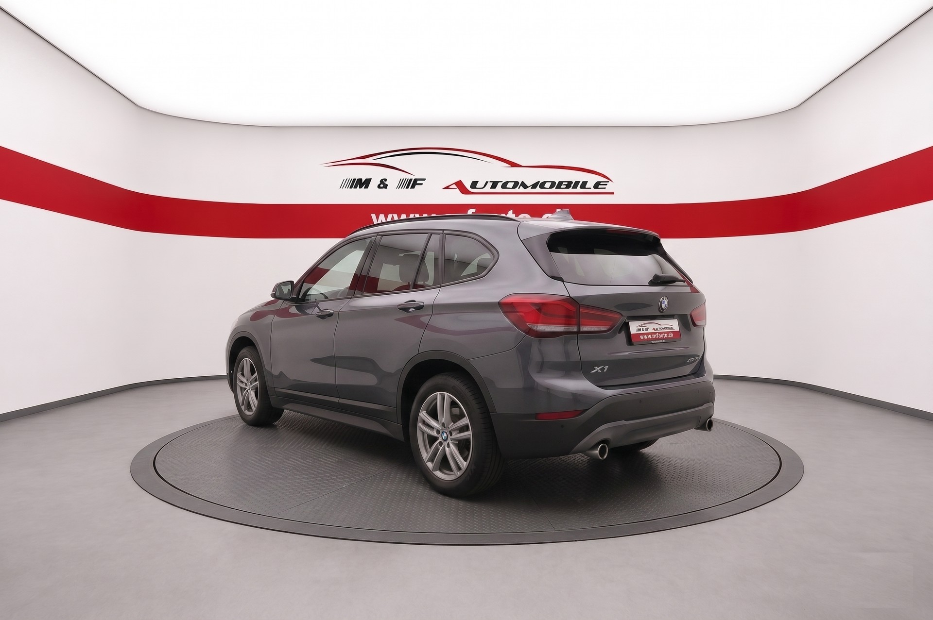 BMW X1 18d xDrive CH FAHRZEUG-image-3