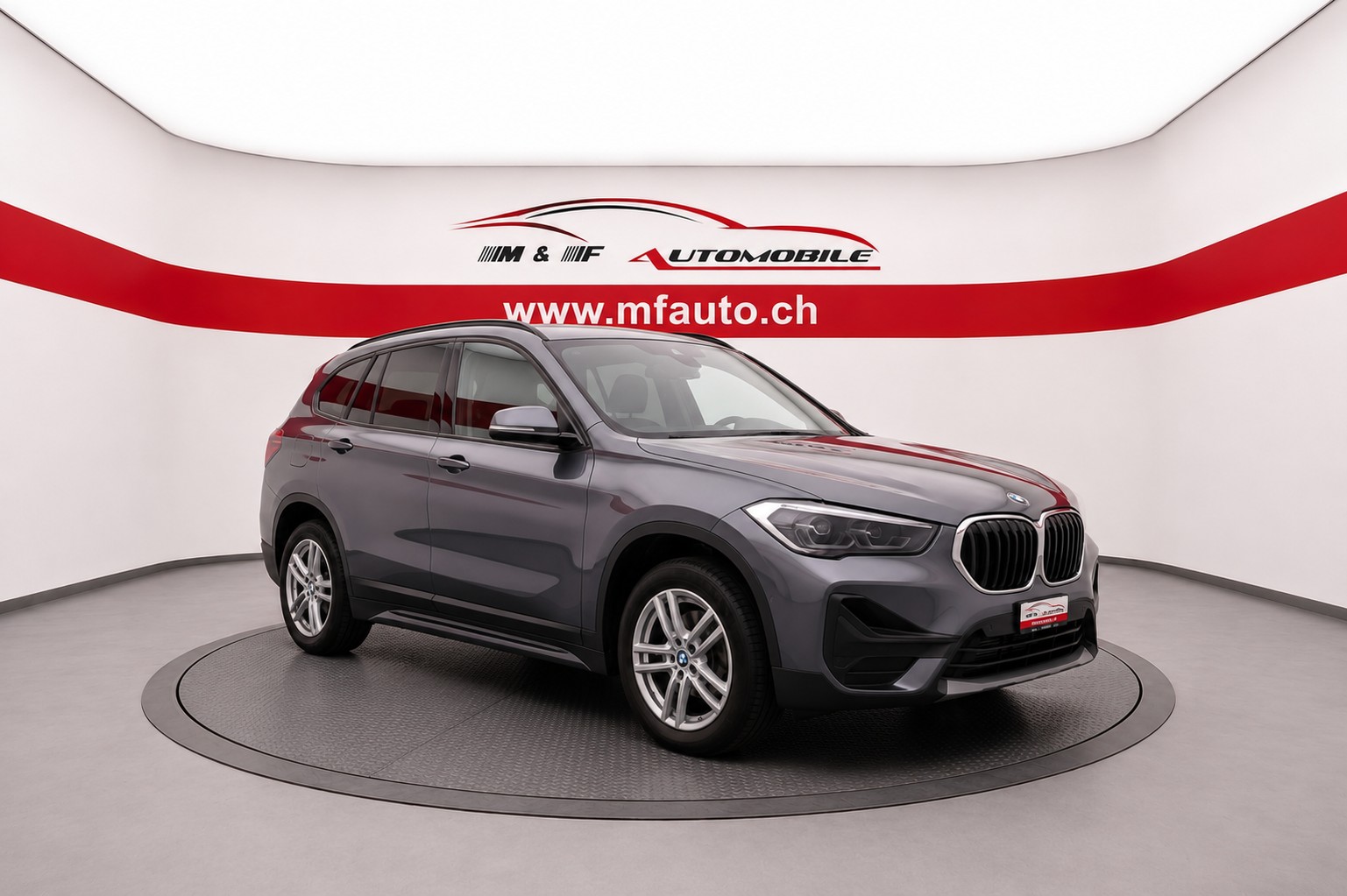 BMW X1 18d xDrive CH FAHRZEUG-image-1