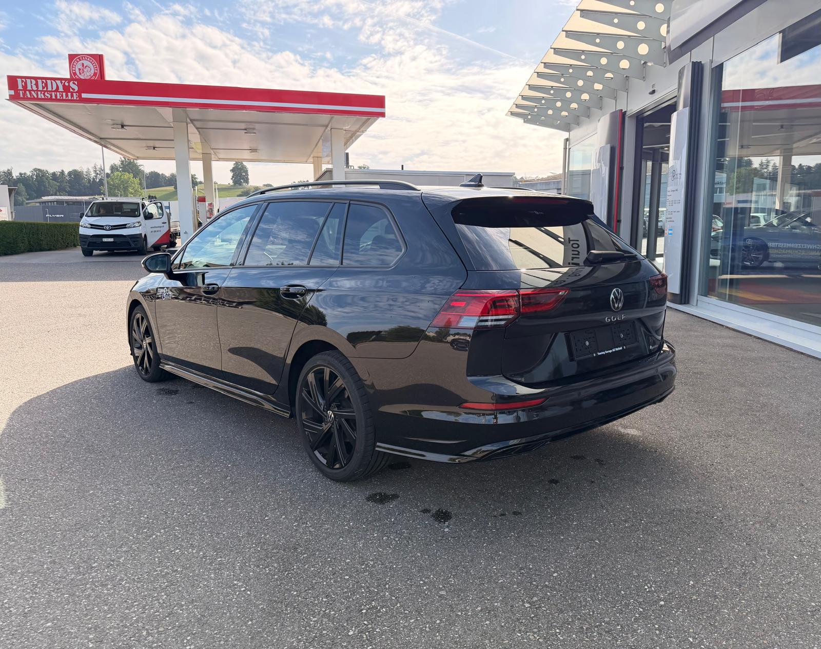 VW Golf Variant 2.0 TSI R-Line DSG 4Motion-image-2