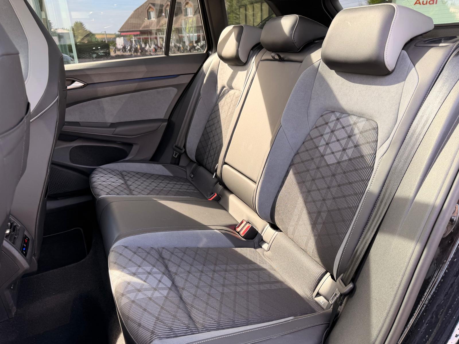 VW Golf Variant 2.0 TSI R-Line DSG 4Motion-image-23