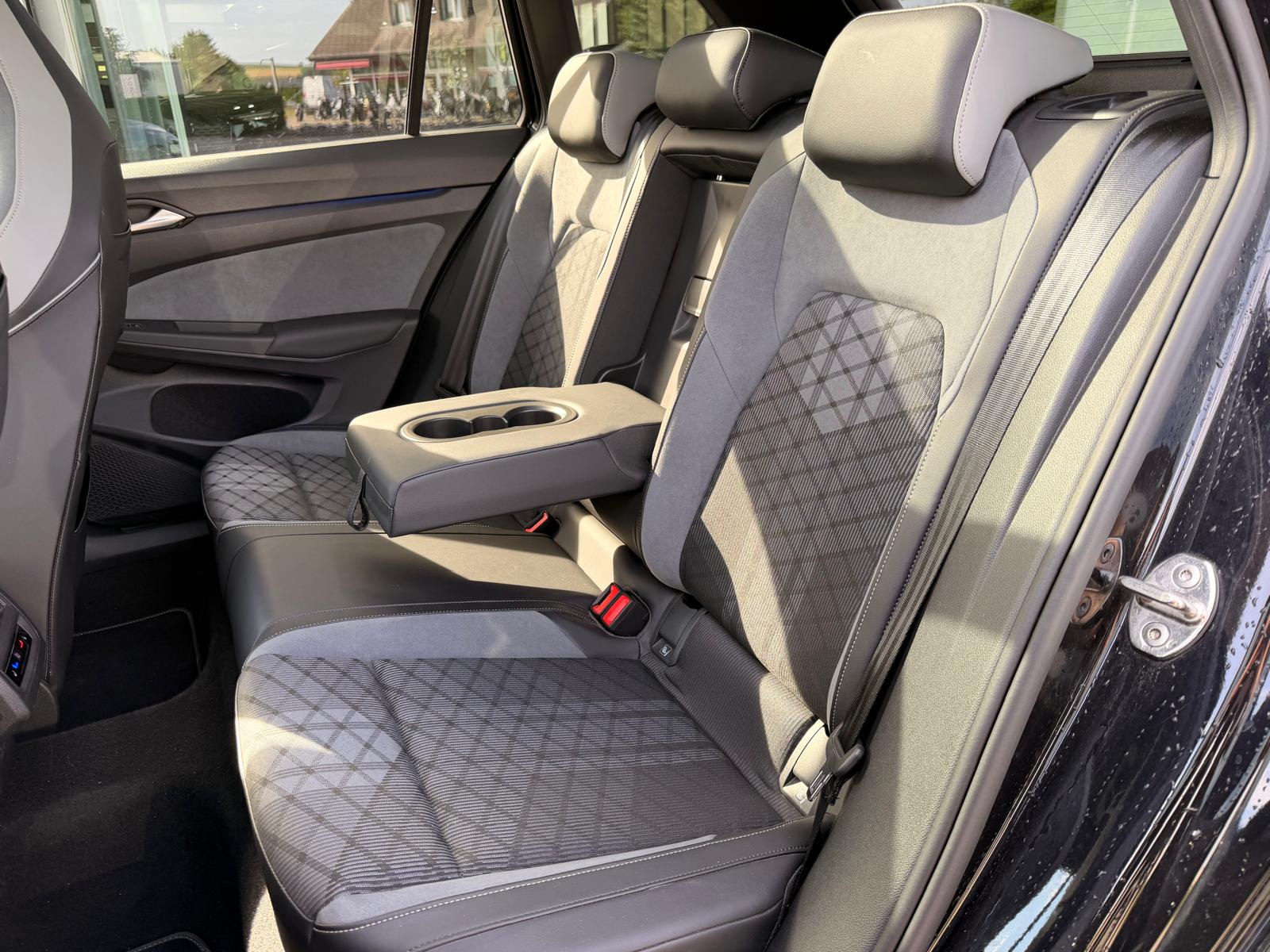 VW Golf Variant 2.0 TSI R-Line DSG 4Motion-image-24