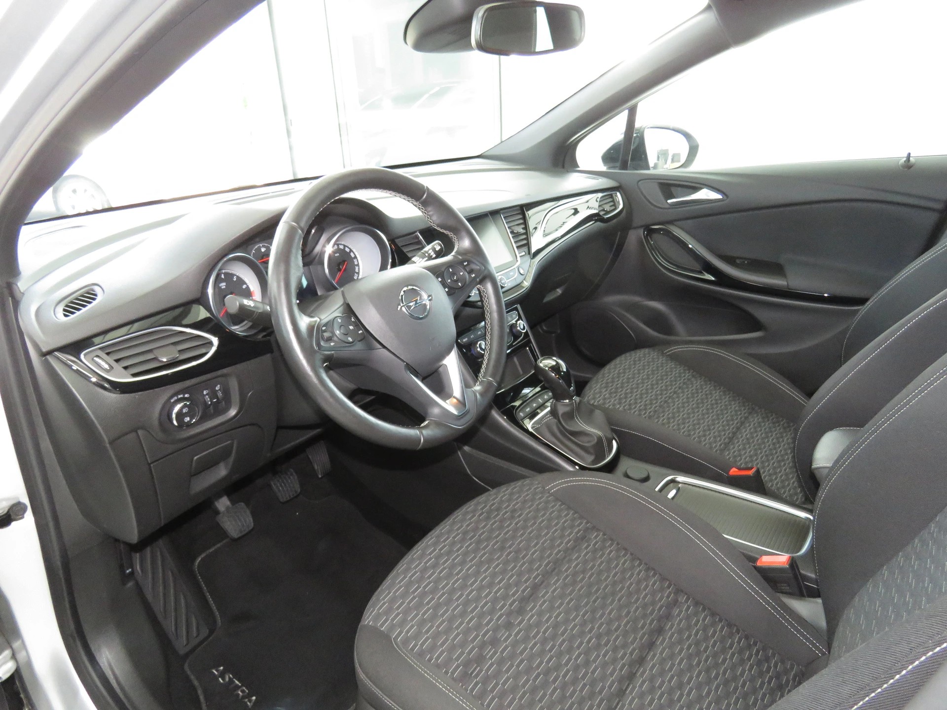 OPEL Astra 1.4i Turbo Black Edition-image-6