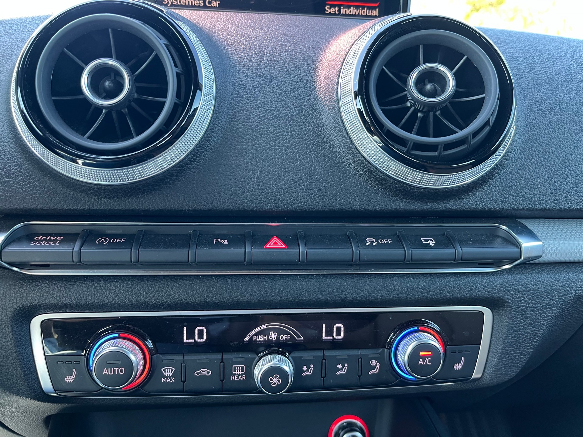 AUDI A3 Sportback 1.8 TFSI quattro S-tronic S Line-image-19