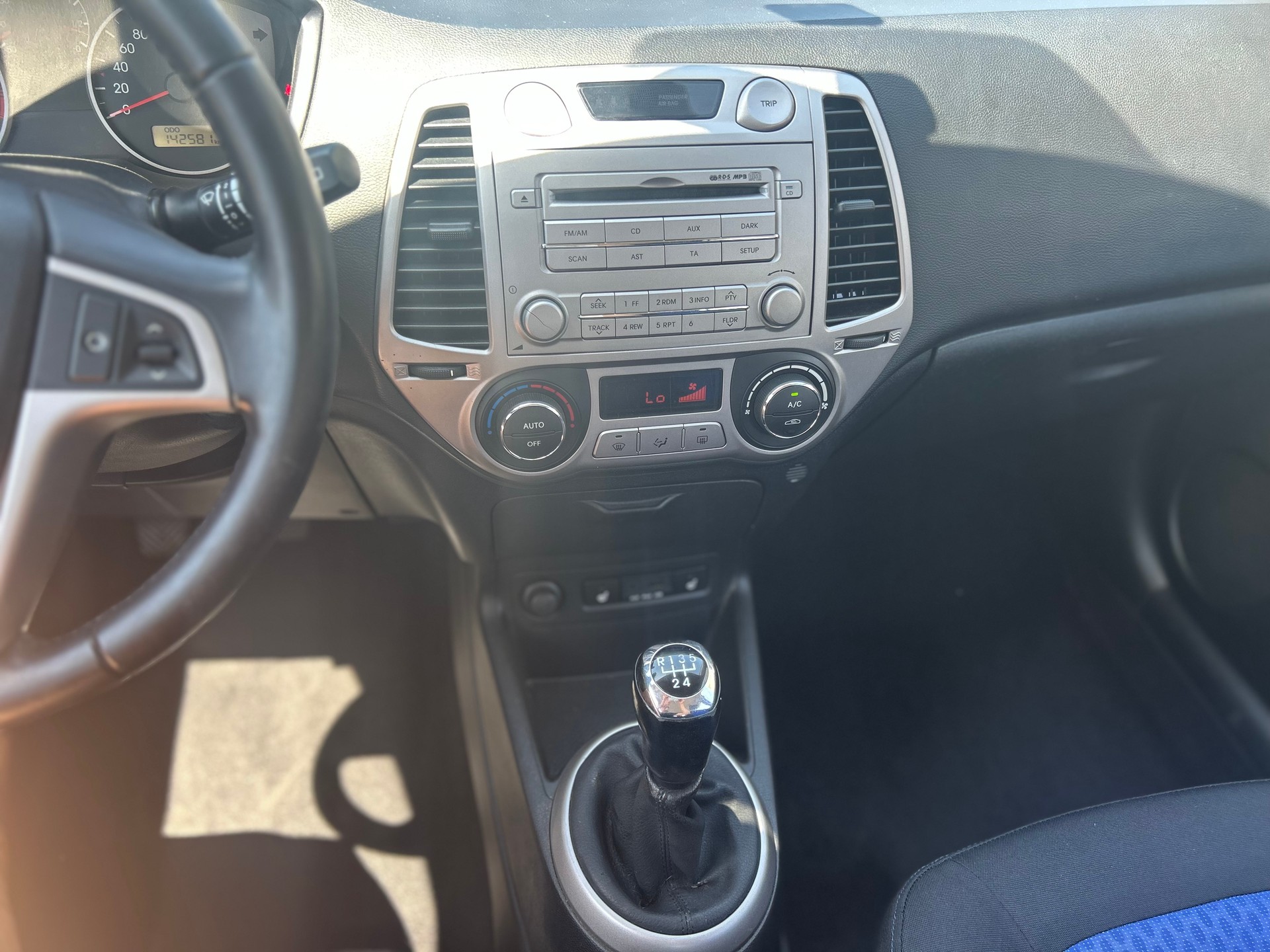 HYUNDAI i20 1.4 Swiss Plus Edition-image-8