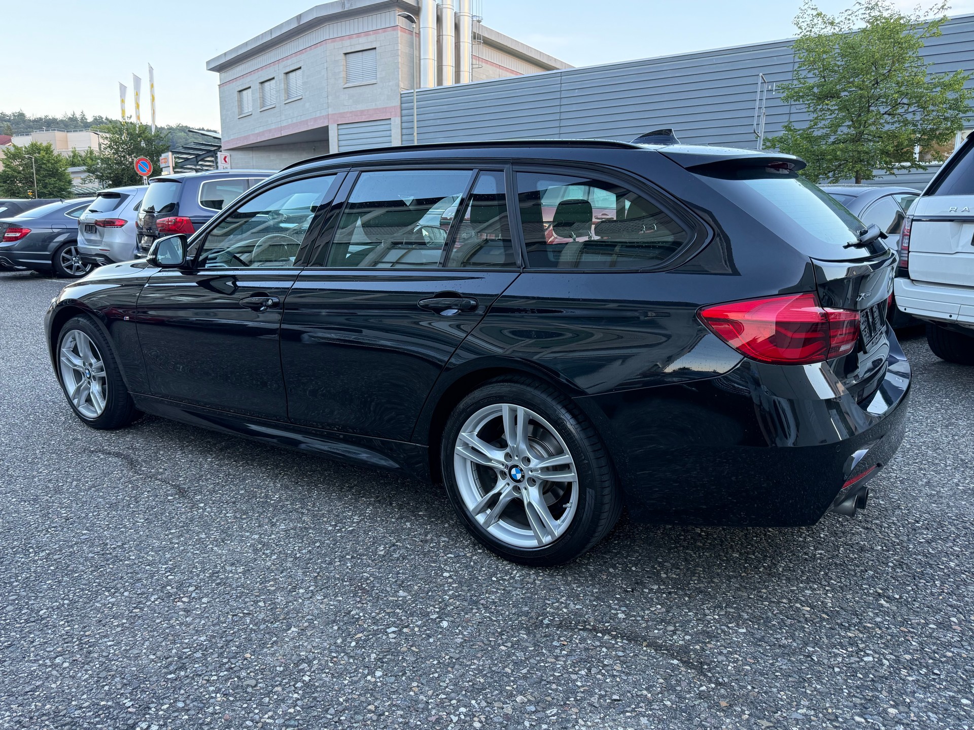 BMW 320i xDrive Touring M Sport Steptronic-image-4