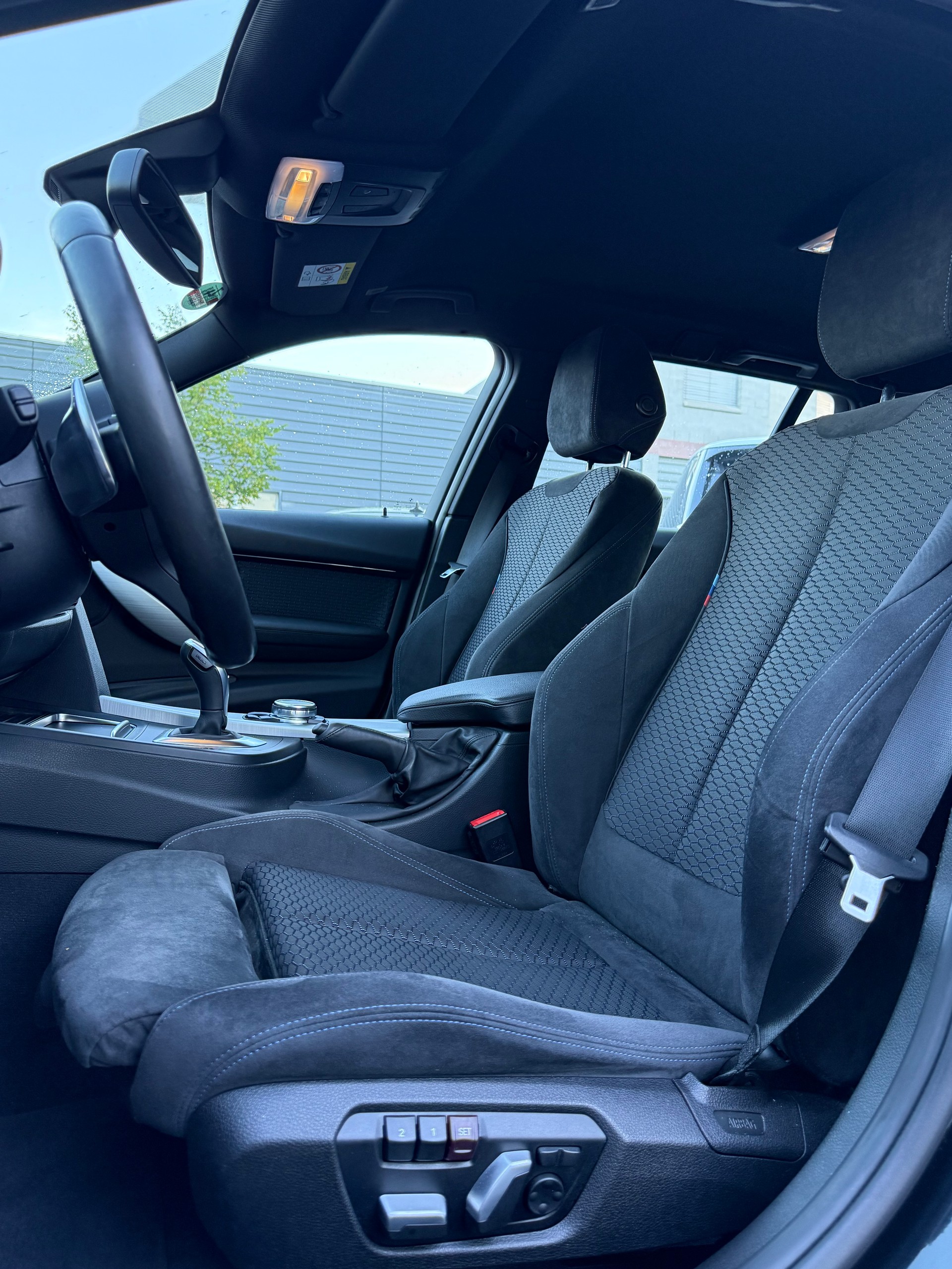 BMW 320i xDrive Touring M Sport Steptronic-image-9