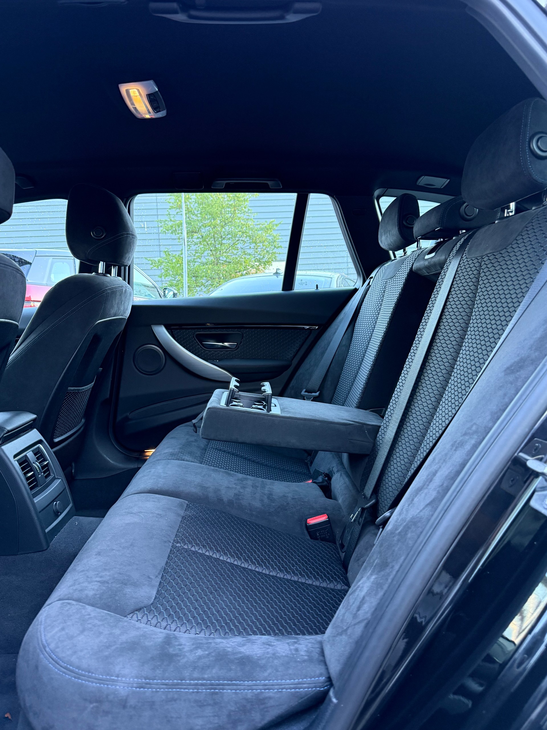 BMW 320i xDrive Touring M Sport Steptronic-image-7