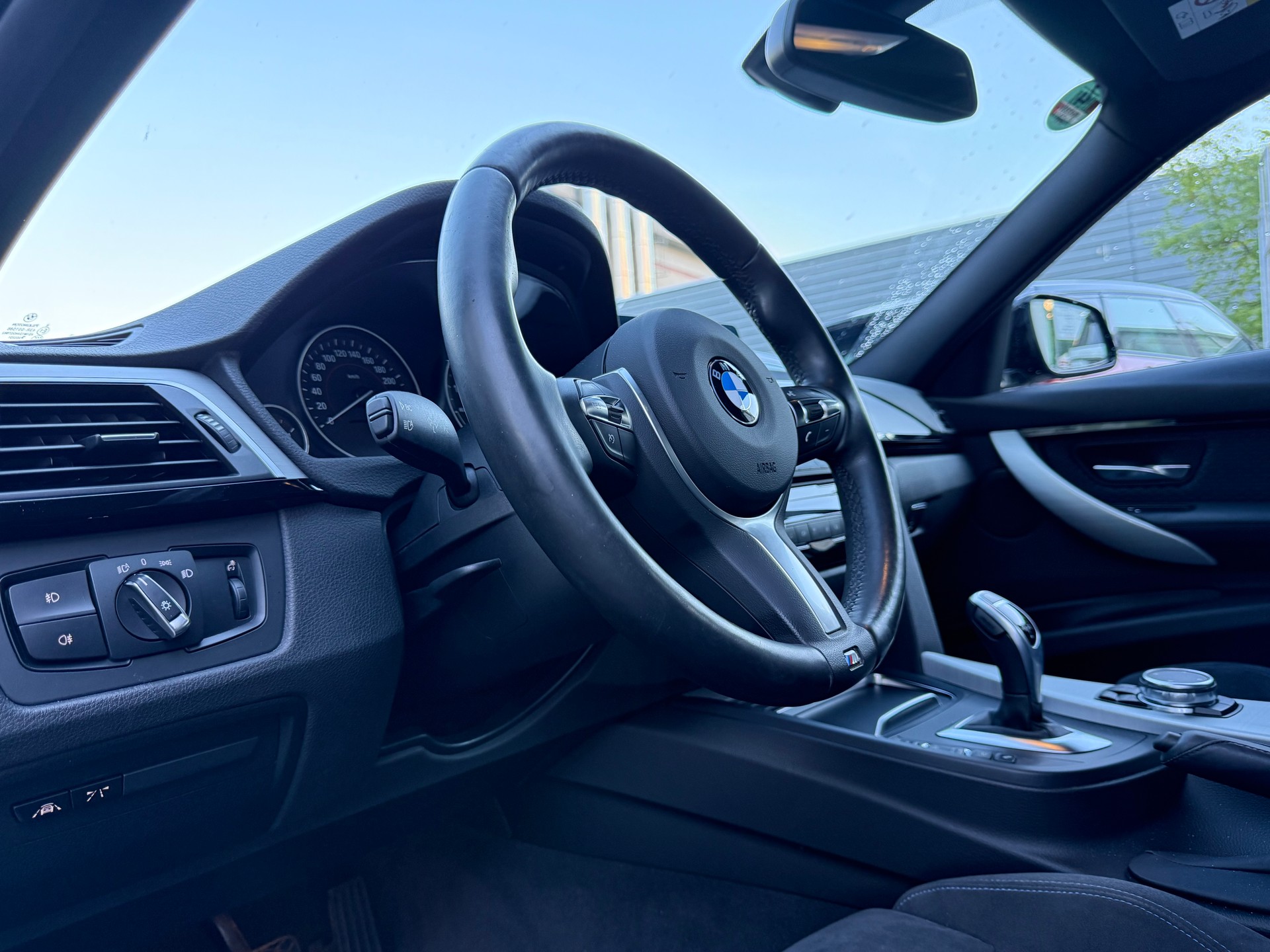 BMW 320i xDrive Touring M Sport Steptronic-image-8