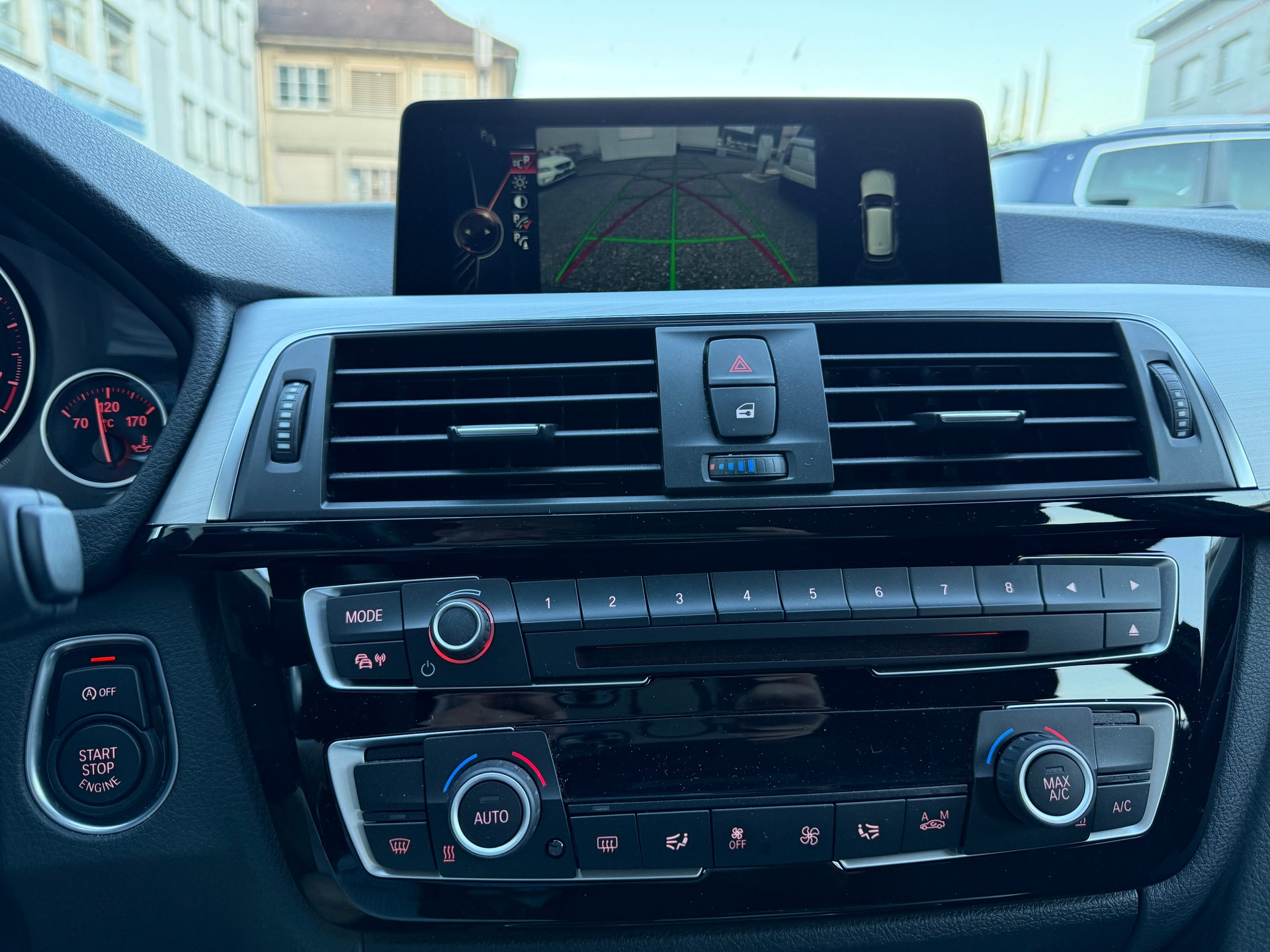 BMW 320i xDrive Touring M Sport Steptronic-image-11